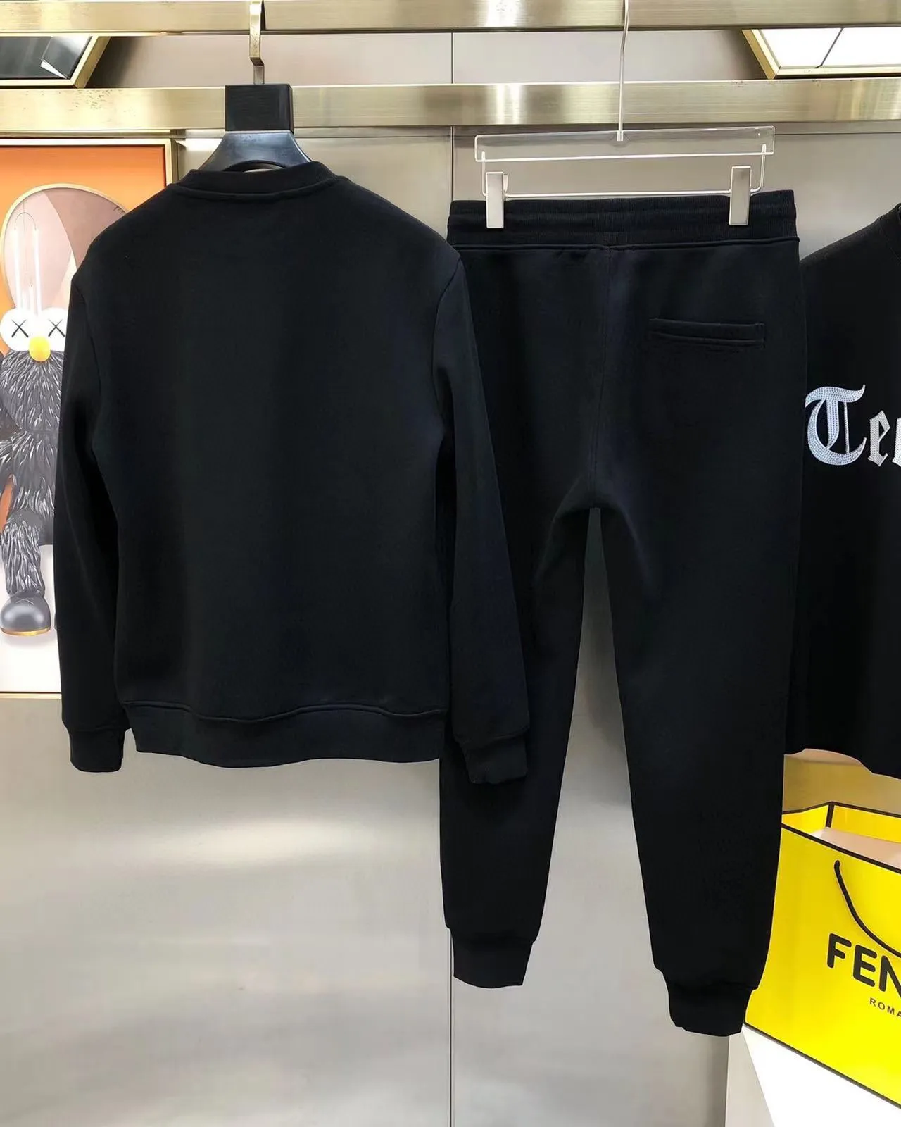 🅿️380 direct batch [BALENCIAGA] (Fat Man’s Gospel) hot-selling suit is coming. Focus on the original version of the official website. 2025 new hot-selling sweatshirt suit. The original order is the best. 🇭🇰The meticulous work of top designers. Just for a fitting and perfect upper body effect. 100% natural high-quality Roman cotton, close-fitting comfort, noble and elegant! Original hardware embodies elegance and nobility! Counter size: M-5XL (maximum wear up to 220 pounds)