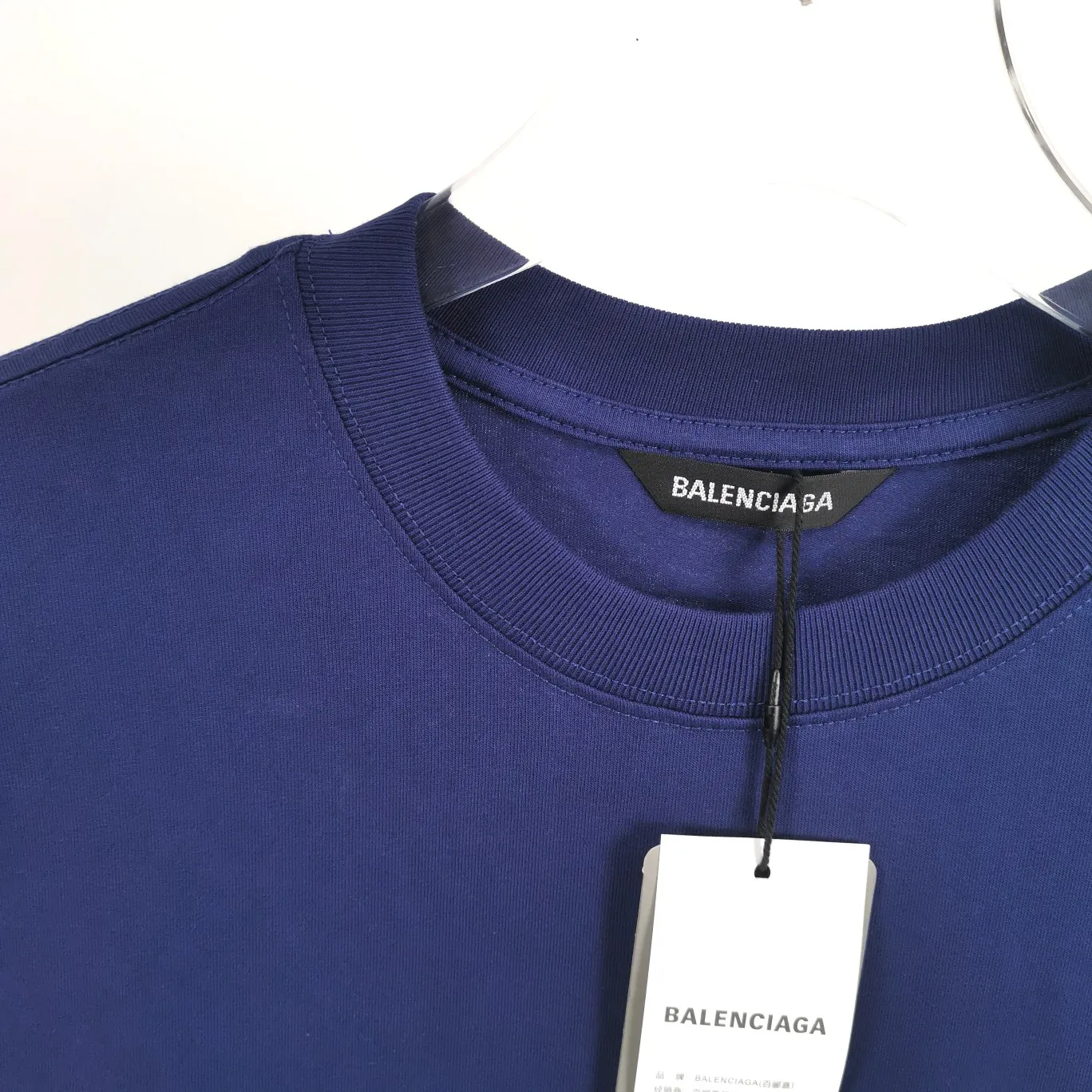 The top tested version of BALENCIAGA with large LOGO basic letters on the back, pure cotton loose fit for male and female couples, the same fashion brand high-end short-sleeved T-shirt. The god of simplicity in Paris, a volume sought after by many stars. Lisa’s favorite basic short-sleeved Paris style, which has a very high appearance rate. Wear alone, paired with jeans, shorts, and sweatpants, it's a versatile style. Xiaohongshu, a hot item on INS, a must-have for Paris fans.  The printing uses white glue as a base, coupled with Kornit direct injection, which ensures the anchorage of the printing and machine washing without any pressure. However, everyone should pay attention to something. The printing of this model is not thick glue, and the printing surface is not shiny. Please pay attention to the importance of version. Don't make a pattern based on the pictures. If you don't have the original version, you won't be able to make it look one to one like the original version. At most, you can just make a look. It's just a piece of clothing without a soul. The fabric is made of 24S 260g double yarn pure cotton fabric. The threads and fabric are custom woven and dyed in the same style, without color difference.  A complete set of customized tags, collar tags, washed, plastic bags, and most importantly, a complete set of bags, tag codes, and codes are all authentic.  Color: White, Black, Royal Blue, Apricot, Floral Gray, Pink Size: XS-L P:240