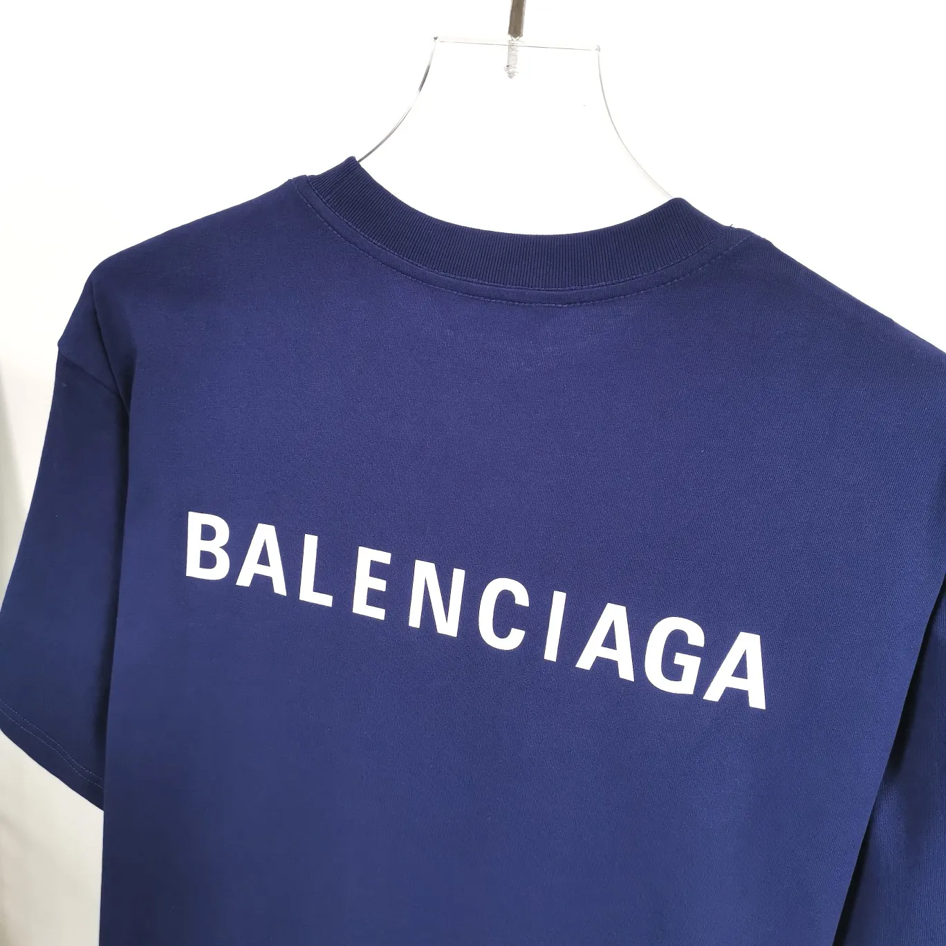 The top tested version of BALENCIAGA with large LOGO basic letters on the back, pure cotton loose fit for male and female couples, the same fashion brand high-end short-sleeved T-shirt. The god of simplicity in Paris, a volume sought after by many stars. Lisa’s favorite basic short-sleeved Paris style, which has a very high appearance rate. Wear alone, paired with jeans, shorts, and sweatpants, it's a versatile style. Xiaohongshu, a hot item on INS, a must-have for Paris fans.  The printing uses white glue as a base, coupled with Kornit direct injection, which ensures the anchorage of the printing and machine washing without any pressure. However, everyone should pay attention to something. The printing of this model is not thick glue, and the printing surface is not shiny. Please pay attention to the importance of version. Don't make a pattern based on the pictures. If you don't have the original version, you won't be able to make it look one to one like the original version. At most, you can just make a look. It's just a piece of clothing without a soul. The fabric is made of 24S 260g double yarn pure cotton fabric. The threads and fabric are custom woven and dyed in the same style, without color difference.  A complete set of customized tags, collar tags, washed, plastic bags, and most importantly, a complete set of bags, tag codes, and codes are all authentic.  Color: White, Black, Royal Blue, Apricot, Floral Gray, Pink Size: XS-L P:240