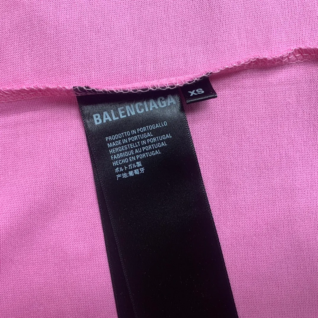 The top tested version of Balenciaga Paris 24ss Capsule Series Flame Long Sleeves Round Neck Long Sleeves This is undoubtedly another big hit this year. The first time to buy the original version. The ghost letters on the front and back are printed using imported Kornit machine direct printing technology. Exclusively matched 32 smooth plain double yarns/300g fabric. Using dot printing technology, the printed images have the characteristics of rich layers, strong three-dimensionality and lifelike colors. The dot paste has excellent fastness and soft feel and does not block the screen. Offshore large-profile long and short-sleeved sweatshirts and sweatpants, retro and old graffiti logo are versatile and good-looking ·Oversized version ·Round neck ·Short sleeves The front, back and sleeves are decorated with offshore artwork prints Washed faded effect Color Green gray Old pink Size:S~L P:320