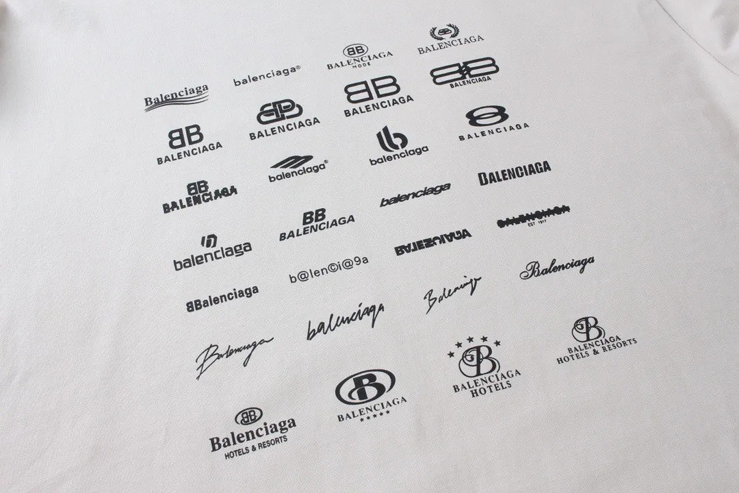 🅿️200 real photos [Top version. Official website quality] BALENCI*GA/Paris BALENCI*GA# 2024 spring and summer new style, printed with classic LOGO collection long-sleeved T-shirt. 2024 spring and summer new product. Brick cabinet synchronization. Welcome to compare. The fabric is made of Paris ZP custom-woven and dyed 100% cotton double yarn compact cotton. The weight is 260 grams, the cloth surface is clean, the cloth texture is clear, soft and comfortable. The color fastness is good. It is not easy to change color. The threads are woven and dyed with no color difference. The printing uses imported environmentally friendly rubber paddles, precision stencils, fine LOGO letters, clear letters, no burrs, and a three-dimensional effect. Restore brick cabinet. The version adopts OS loose shoulder style. Same style for men and women. Code: BL225005 Color: black, beige, pink, smoky gray, white Size: XS S M L