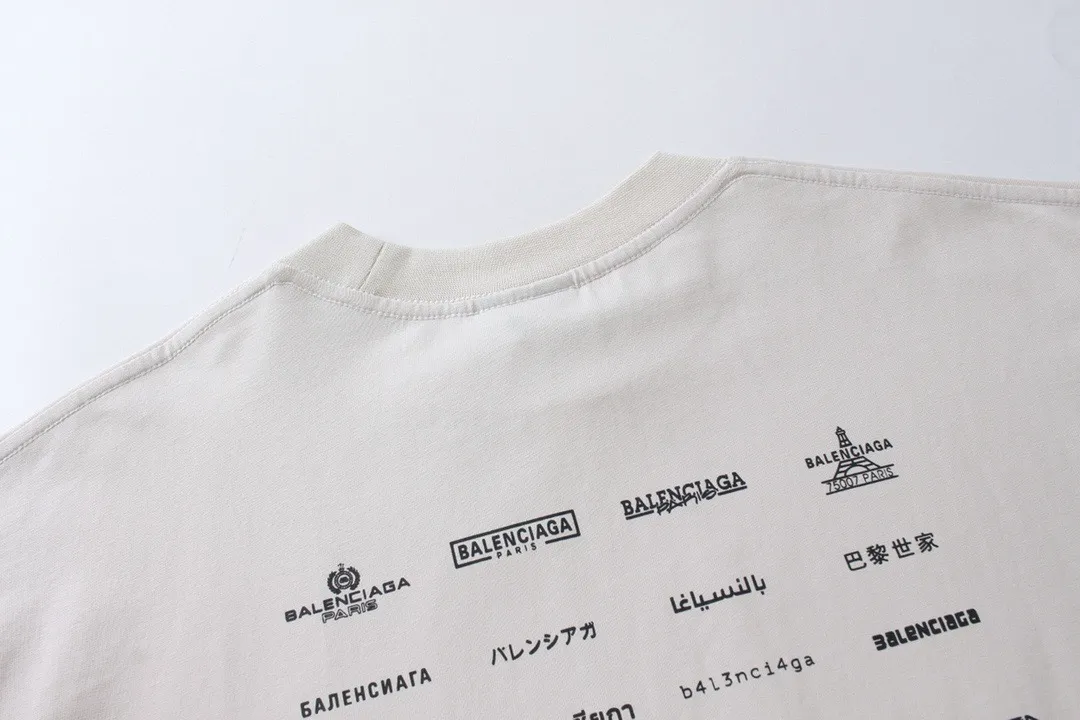 🅿️200 real photos [Top version. Official website quality] BALENCI*GA/Paris BALENCI*GA# 2024 spring and summer new style, printed with classic LOGO collection long-sleeved T-shirt. 2024 spring and summer new product. Brick cabinet synchronization. Welcome to compare. The fabric is made of Paris ZP custom-woven and dyed 100% cotton double yarn compact cotton. The weight is 260 grams, the cloth surface is clean, the cloth texture is clear, soft and comfortable. The color fastness is good. It is not easy to change color. The threads are woven and dyed with no color difference. The printing uses imported environmentally friendly rubber paddles, precision stencils, fine LOGO letters, clear letters, no burrs, and a three-dimensional effect. Restore brick cabinet. The version adopts OS loose shoulder style. Same style for men and women. Code: BL225005 Color: black, beige, pink, smoky gray, white Size: XS S M L