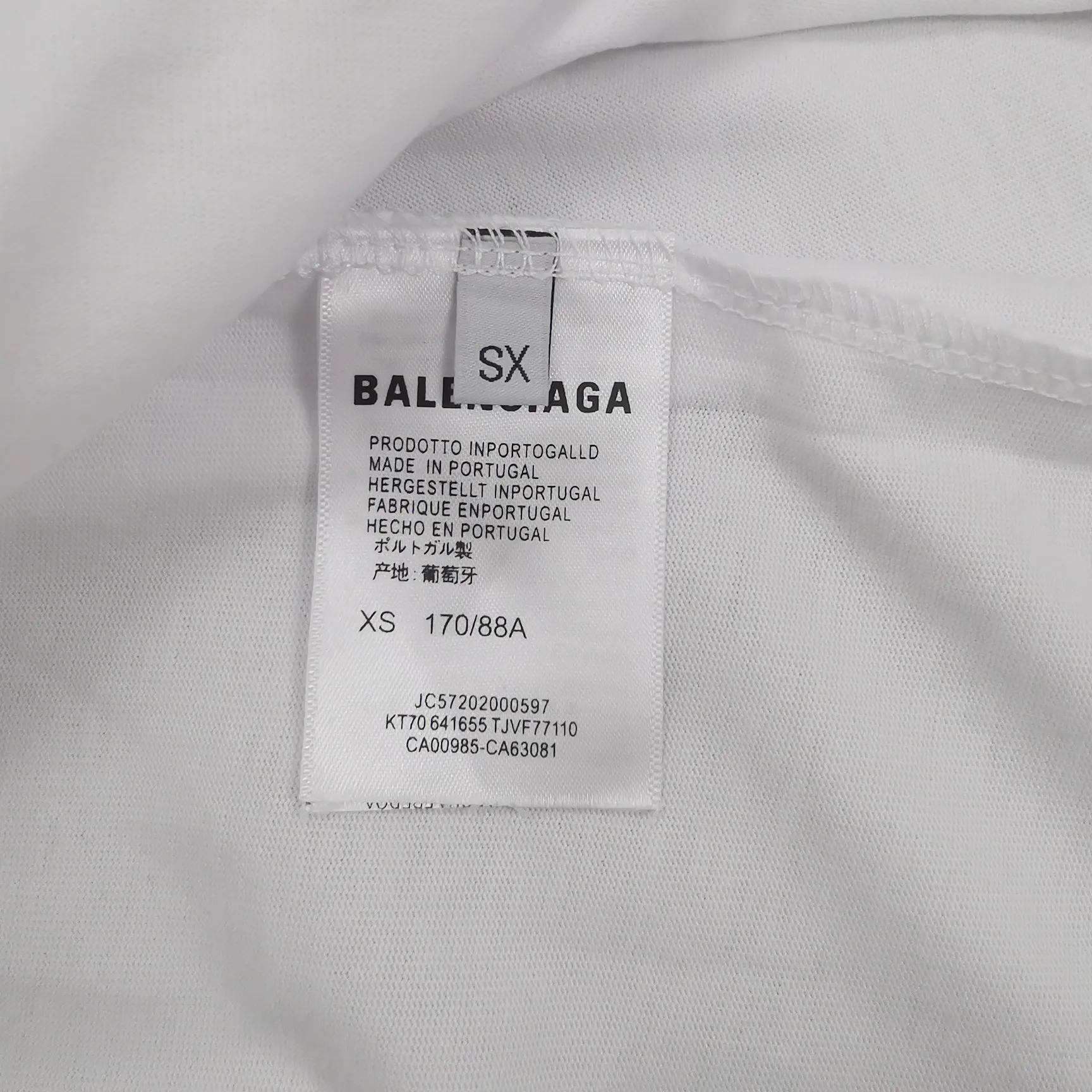 Top tested version BALENCIAGA fluorescent smiling face pure cotton loose-fitting trendy brand short sleeves for men and women couples. First of all, I would like to express my sincere blessings to all my partners through this single product. May all your wishes come true in 2022 and your smiles will always be on your face.  This print has a fluorescent effect, and the print is exposed to light or. The fluorescent effect will appear under the circumstances, and it will be more obvious at night, especially in the bar. It will definitely look like a handsome boy or girl! The printing process uses luminous offset printing. The fluorescent powder imported from Japan is added to the glue, which blends well with the glue and generates heat. When heated into water, it will not bubble or fall off. Original craftsmanship, ZP synchronization. The back printing adopts Japanese Tajima embroidery machine, which has high embroidery precision, no skipping and breakage, and cherry blossom thread guarantee. A full set of customized accessories, tags, washing, and packaging are consistent with the original ones. Color: black and white Size: XS-L P:250