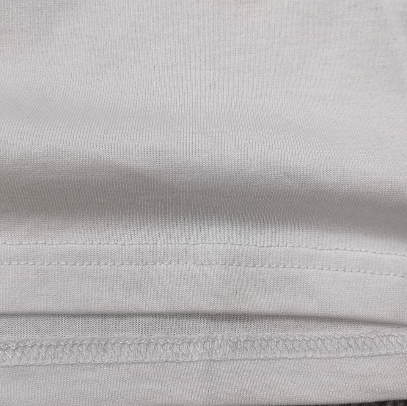 Top tested version BALENCIAGA fluorescent smiling face pure cotton loose-fitting trendy brand short sleeves for men and women couples. First of all, I would like to express my sincere blessings to all my partners through this single product. May all your wishes come true in 2022 and your smiles will always be on your face.  This print has a fluorescent effect, and the print is exposed to light or. The fluorescent effect will appear under the circumstances, and it will be more obvious at night, especially in the bar. It will definitely look like a handsome boy or girl! The printing process uses luminous offset printing. The fluorescent powder imported from Japan is added to the glue, which blends well with the glue and generates heat. When heated into water, it will not bubble or fall off. Original craftsmanship, ZP synchronization. The back printing adopts Japanese Tajima embroidery machine, which has high embroidery precision, no skipping and breakage, and cherry blossom thread guarantee. A full set of customized accessories, tags, washing, and packaging are consistent with the original ones. Color: black and white Size: XS-L P:250