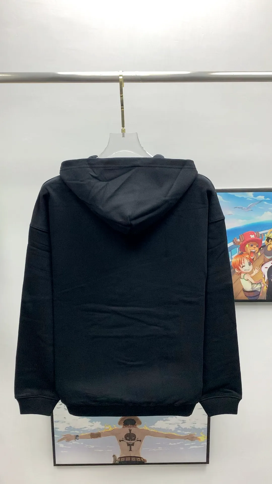 Real shot video on the back————Top tested version BALENCIAGA 23ss new autumn and winter heavy hooded sweatshirt Paris hooded sweatshirt (big drop shoulder style) Original fabric Official same style 440g double-strand large terry fabric dyed in the same vat The fabric can weigh up to 460g after passing through water. It feels very comfortable. The latest brick cabinets in autumn and winter are synchronized. Fashionable and individual. A super versatile and good-looking sweatshirt. Very suitable for both men and women. A must-have for everyone. Hangtag Collar label: washed wheat, complete with three labels, packaging in Sydney paper [1:1 original production, high control of details] Fabric: 440g double-strand large terry Color: Black White Size: XS-L P:430