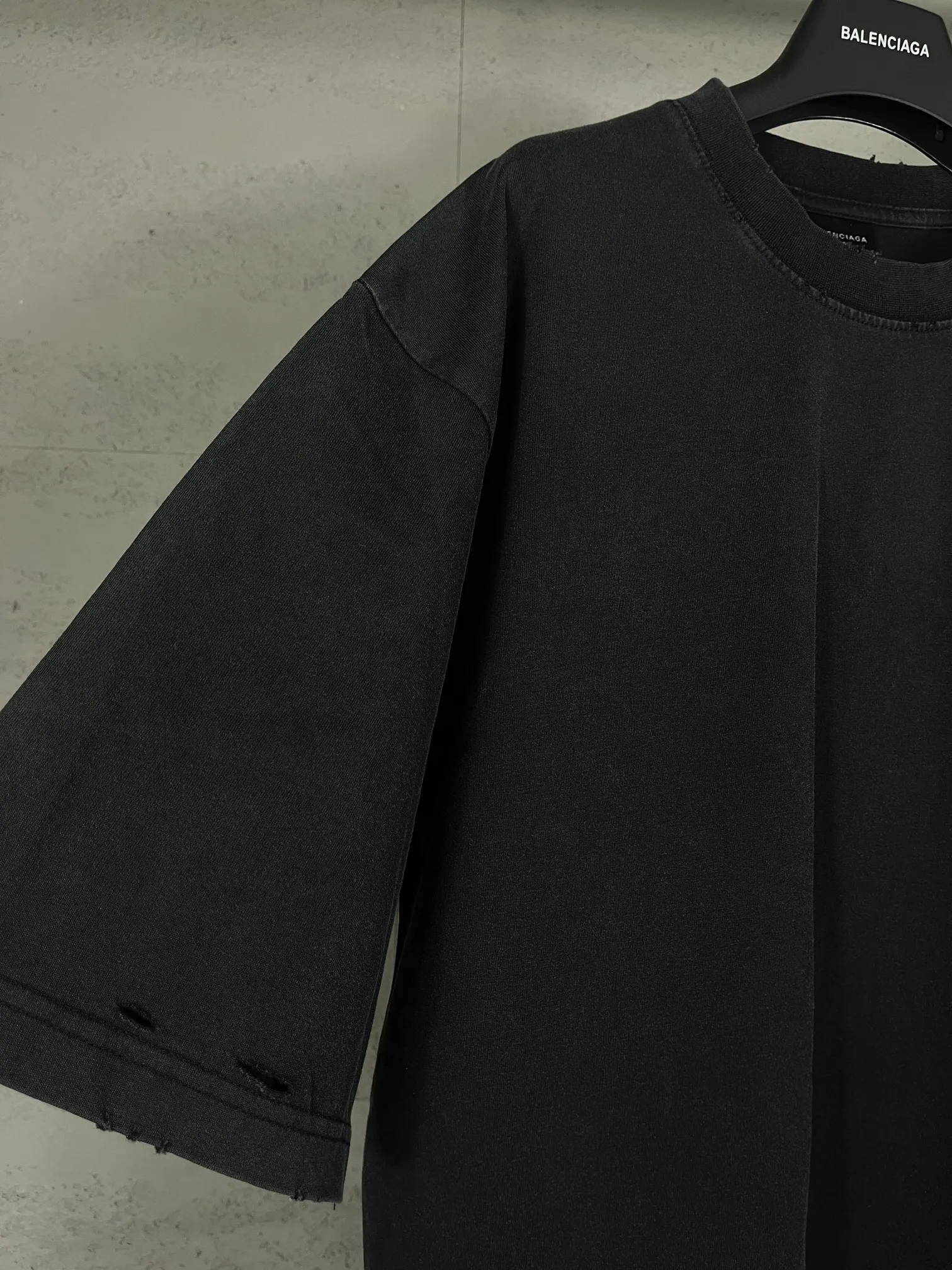 🅿️194 Actual pictures [Top version. Official website quality] BALENCI*GA/Paris.SS25 latest style classic LOGO printed on the back, washed and distressed short-sleeved T-shirt. Ready-to-wear, washed and distressed. Brick cabinets are synchronized. Genuine products are developed at the first time. The fabric is made of Paris ZP custom-woven and dyed double yarn. The weight is 260 grams, the cloth surface is clean, the texture is clear, and there is no color difference. The printing is made of genuine glue and has a three-dimensional effect. The version adopts OS loose shoulder design. Same style for men and women. Code: BL253627 Color: washed black Size: XS S M L