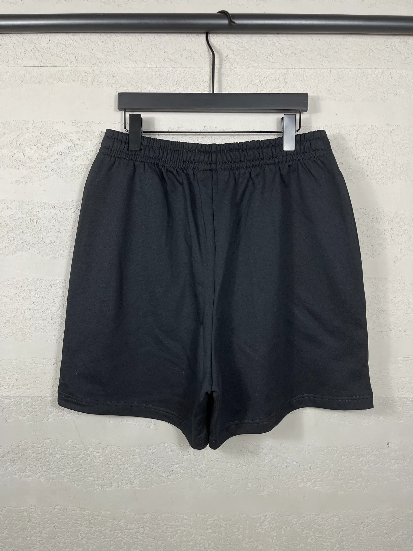 🅿️210 real photos [Top version. Official website quality] BALENCI*GA/Paris. 2025 new model. New embroidered shorts co-branded by Under Armor in Paris. Synchronized with brick cabinets. Developed as genuine products at the first time, please print and compare! The fabric is made of Paris ZP custom-woven and dyed 100% cotton terry sweatshirt. The weight is 460 grams. The cloth surface is clean. The cloth pattern is clear and the hand feels soft and comfortable. The embroidery uses an imported Tajima embroidery machine. The letters are clear and the effect is three-dimensional. The version adopts a loose version. Same style for men and women. Code: BL257003 Color: black, white Size: XS S M L