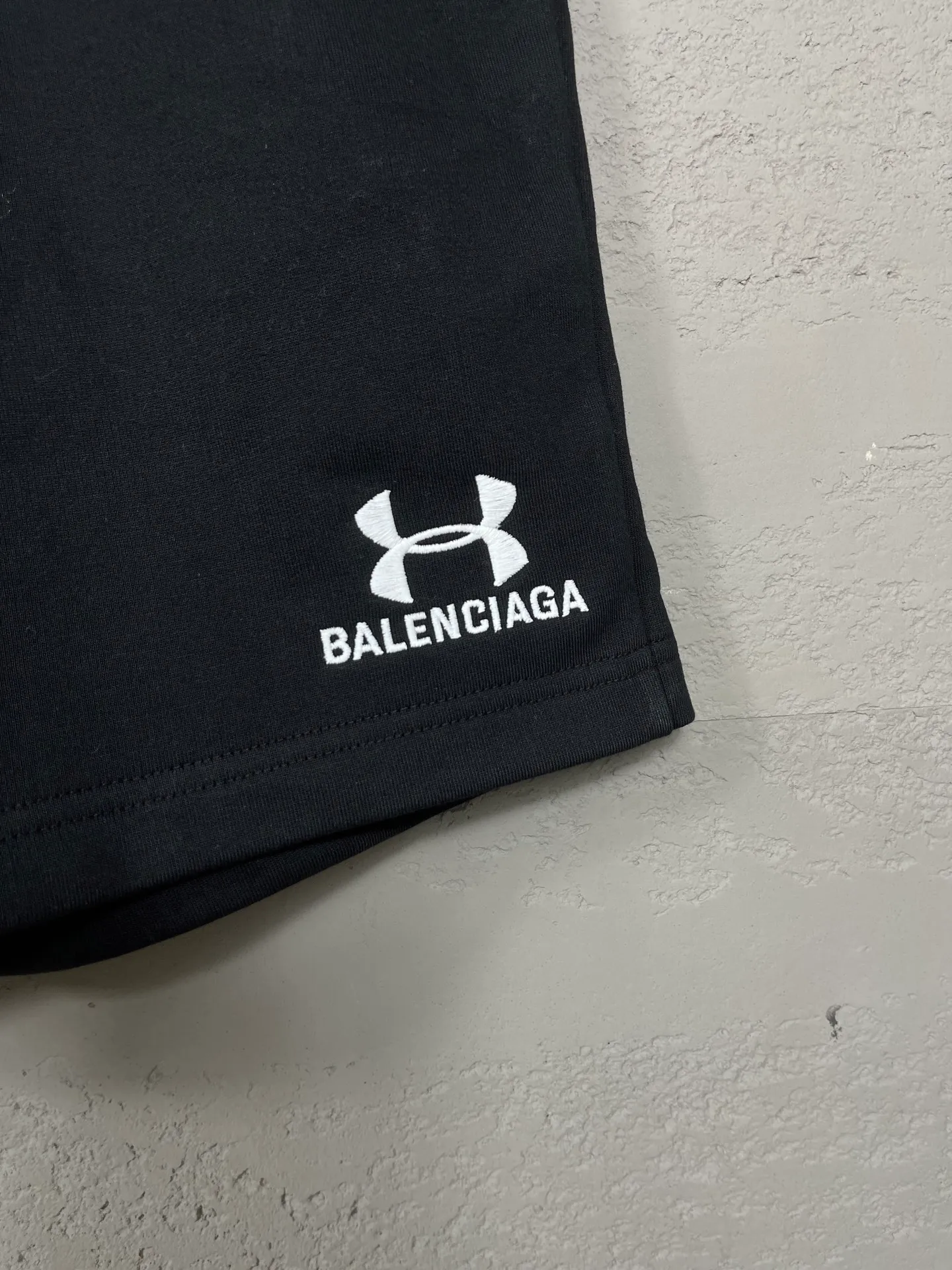 🅿️210 real photos [Top version. Official website quality] BALENCI*GA/Paris. 2025 new model. New embroidered shorts co-branded by Under Armor in Paris. Synchronized with brick cabinets. Developed as genuine products at the first time, please print and compare! The fabric is made of Paris ZP custom-woven and dyed 100% cotton terry sweatshirt. The weight is 460 grams. The cloth surface is clean. The cloth pattern is clear and the hand feels soft and comfortable. The embroidery uses an imported Tajima embroidery machine. The letters are clear and the effect is three-dimensional. The version adopts a loose version. Same style for men and women. Code: BL257003 Color: black, white Size: XS S M L