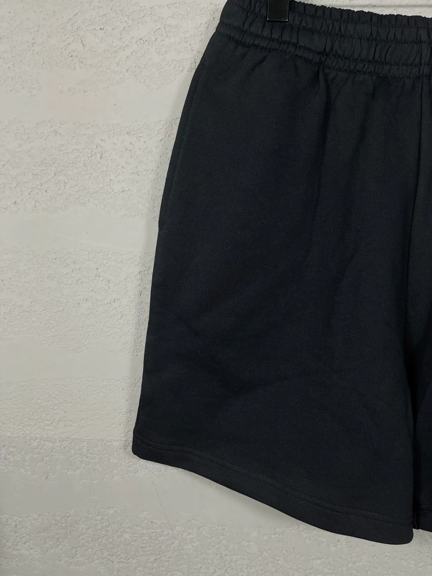 🅿️210 real photos [Top version. Official website quality] BALENCI*GA/Paris. 2025 new model. New embroidered shorts co-branded by Under Armor in Paris. Synchronized with brick cabinets. Developed as genuine products at the first time, please print and compare! The fabric is made of Paris ZP custom-woven and dyed 100% cotton terry sweatshirt. The weight is 460 grams. The cloth surface is clean. The cloth pattern is clear and the hand feels soft and comfortable. The embroidery uses an imported Tajima embroidery machine. The letters are clear and the effect is three-dimensional. The version adopts a loose version. Same style for men and women. Code: BL257003 Color: black, white Size: XS S M L
