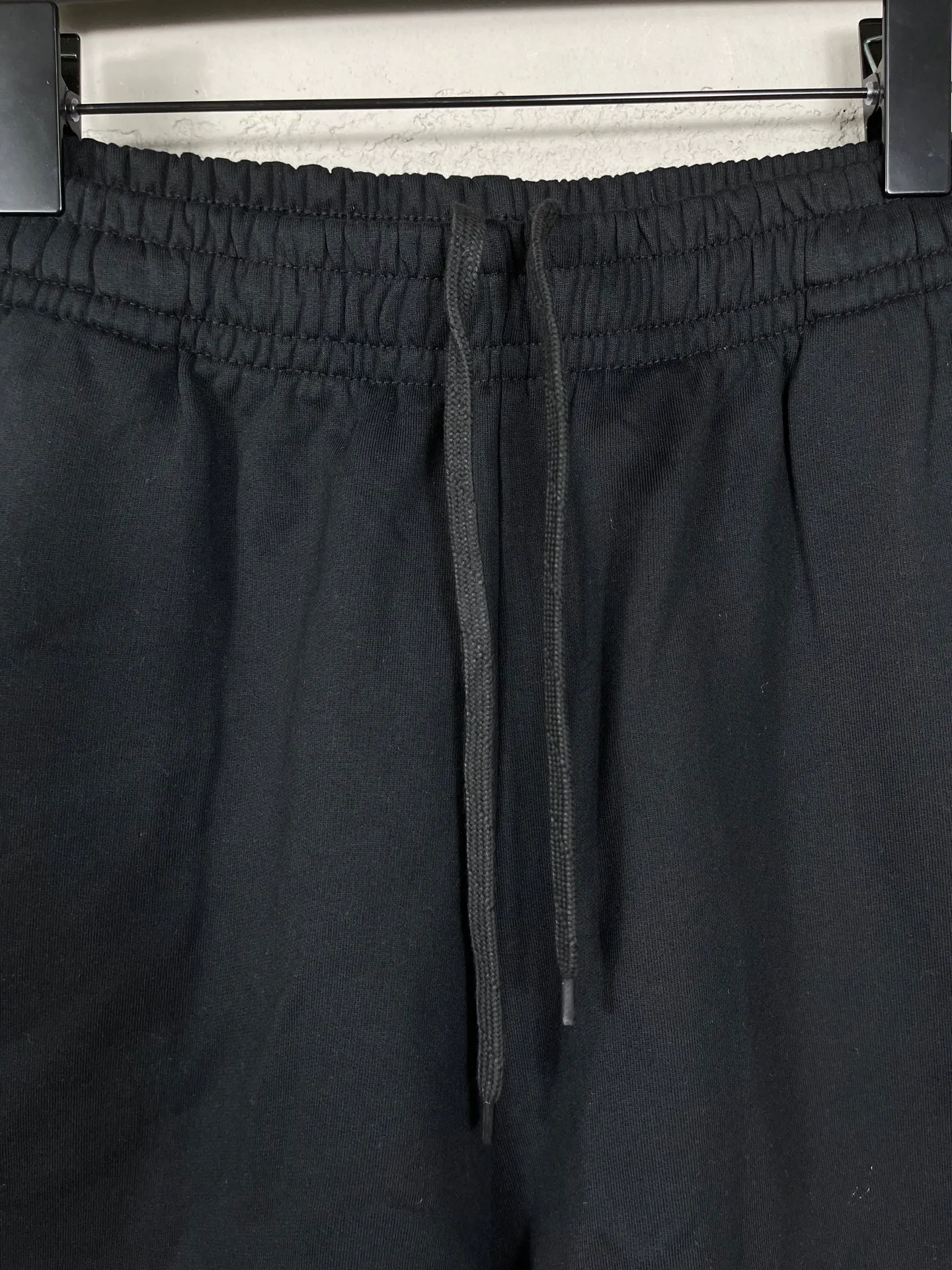 🅿️210 real photos [Top version. Official website quality] BALENCI*GA/Paris. 2025 new model. New embroidered shorts co-branded by Under Armor in Paris. Synchronized with brick cabinets. Developed as genuine products at the first time, please print and compare! The fabric is made of Paris ZP custom-woven and dyed 100% cotton terry sweatshirt. The weight is 460 grams. The cloth surface is clean. The cloth pattern is clear and the hand feels soft and comfortable. The embroidery uses an imported Tajima embroidery machine. The letters are clear and the effect is three-dimensional. The version adopts a loose version. Same style for men and women. Code: BL257003 Color: black, white Size: XS S M L