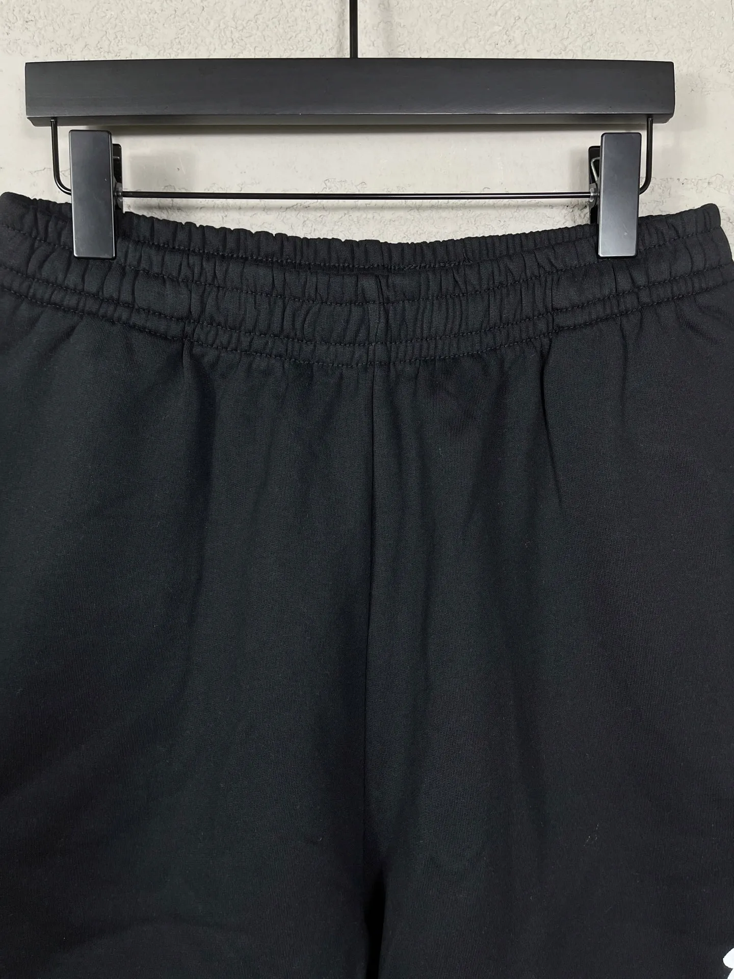 🅿️210 real photos [Top version. Official website quality] BALENCI*GA/Paris. 2025 new model. New embroidered shorts co-branded by Under Armor in Paris. Synchronized with brick cabinets. Developed as genuine products at the first time, please print and compare! The fabric is made of Paris ZP custom-woven and dyed 100% cotton terry sweatshirt. The weight is 460 grams. The cloth surface is clean. The cloth pattern is clear and the hand feels soft and comfortable. The embroidery uses an imported Tajima embroidery machine. The letters are clear and the effect is three-dimensional. The version adopts a loose version. Same style for men and women. Code: BL257003 Color: black, white Size: XS S M L