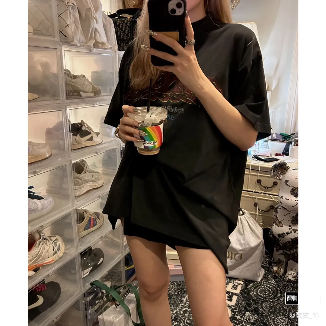 🎀Hot model picture🎀Top tested version Balenciaga 24SS flame graffiti letters distressed printed short-sleeved T-shirt. The fabric is made of 240 grams of smooth pure cotton double yarn. It is high in weight and is still cool and comfortable to wear. Balenciaga 23SS flame graffiti letter LOGO short-sleeved T-shirt! You must not miss the explosive power of this fashion! This T-shirt is really too stylish, with the letter LOGO and flame graffiti. The perfect blend together ignites the passion for fashion! Not only can it show your personality, but it can also add a rebellious and flamboyant attitude to your overall look! Whether you are a street trend or a fairy who pursues fashion taste, this short-sleeved T-shirt can make you look cool in a different way! 10. Moreover, its design and tailoring are very fitting, and the comfort cannot be ignored! " This T-shirt has long become the new darling of the fashion circle. Many stars and celebrities have fallen in love with it. Just search on Instagram and you will find countless fashionistas showing off this hot item! "Journey of Flame" makes itself the focus of street fashion and attracts everyone's attention! Thermoset ink printing uses chemical ink as pigment and requires high temperature drying to solidify the ink onto the fabric for a unique aged effect‼ ️ 🤩Made of custom-woven pure cotton fabric, it is close-fitting and comfortable, and has a first-class feel! The loose fit creates an oversize silhouette, and the small neckline design is very slim, and is more popular among young men and women 🙋🏻‍♀️! The ribbed round neck and retro plain fabric mid-cut design create a unique style and charm! The upper body shape is not flattering, and it can be worn with a couple outfit! Color: distressed pink, washed black, size S～XL p:270