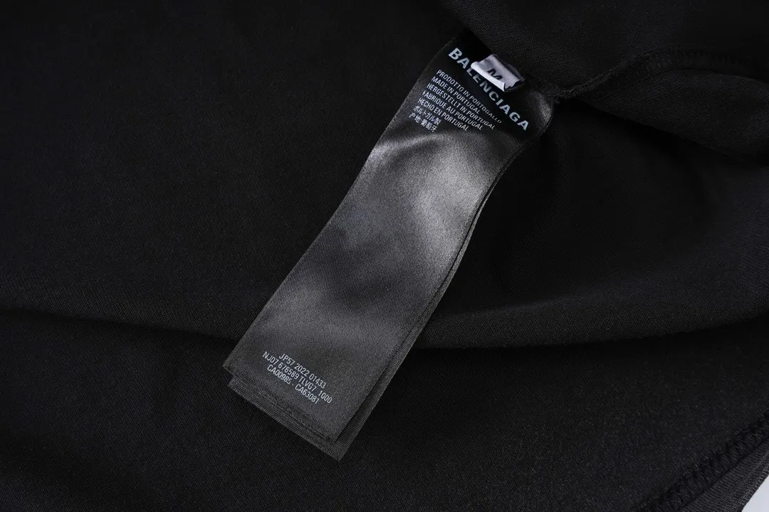 🅿️270 - BALENCI*GA 24s Paris Rammstein band co-branded long-sleeve. The fabric is made of Paris ZP custom-woven and dyed double-yarn pure cotton fabric 280g. The threads are custom-woven and dyed without color difference. The classic LOGO pattern on the front and back is made of Kornit direct-injection. Letter pull cracking process. Ready-to-wear wash. Two high-temperature styling washes. Os dropped shoulder loose version, same style for men and women! ! -Color: washed black