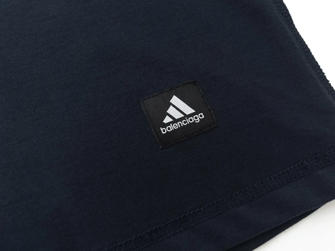 🅿️186 Detailed picture [Top version. Official website quality] BALENCI*GA/Paris co-branded Adidas classic LOGO combination on the front, double-sided front and back wear embroidered short-sleeved T-shirt# The fabric is made of Paris ZP custom-woven and dyed cotton double yarn. Weighing 260 grams, the cloth surface is clean. The cloth pattern is clear, soft and comfortable. The color fastness is good. It is not easy to change color. The threads are dyed with no color difference. The classic letter LOGO embroidery is embroidered using imported Tajima embroidery machine. The lines are clear and the effect is three-dimensional. Restored brick cabinets. The version adopts OS loose shoulder version. Same style for men and women. Code: BL223108 Color: white, sapphire blue, dark green Size: XS to L