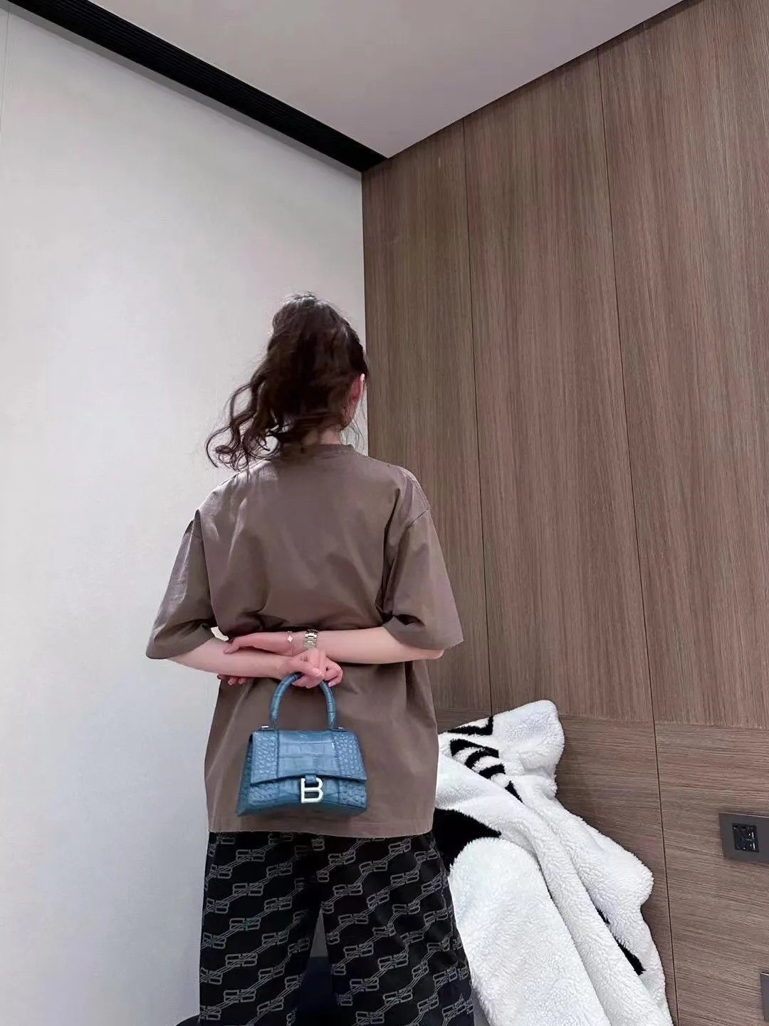 ♻️💯Refer to the model picture for the upper body❤️The top tested version Balenciaga/BALENCIAGA chest crack print logo basic hole wash burst pattern male and female couple stars the same style pure cotton short-sleeved T-shirt custom-woven and dyed fabric, guaranteed to have no color difference with the genuine product, the collar thread is also dyed in the same vat. The holes on the neckline are manually rubbed, and the holes on the chest, front and back are all laser holes to ensure that the holes will not deform or wrinkle.  Made of 280g 24-count combed tightly siro-spun plain fabric, the front panel is printed with a glue-pulling effect, and imported transparent slurry is used to scrape the bottom to make the printing cracks feel even.  Color: Gray Red Blue Black White Size: XS-L P:260
