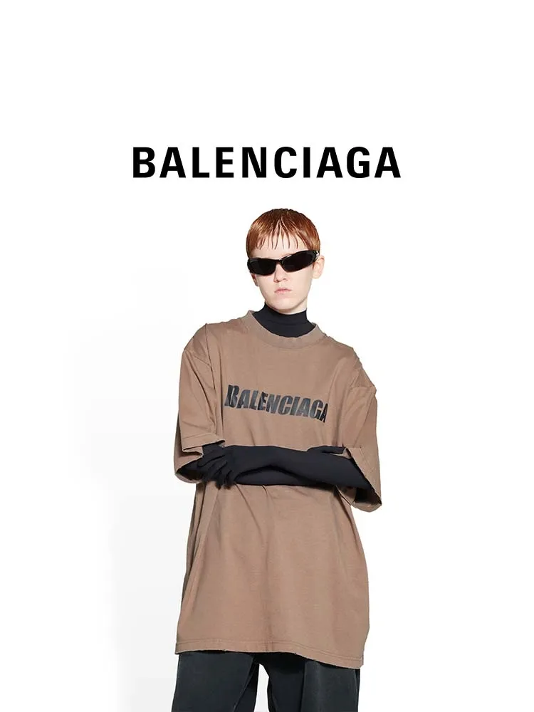 ♻️💯Refer to the model picture for the upper body❤️The top tested version Balenciaga/BALENCIAGA chest crack print logo basic hole wash burst pattern male and female couple stars the same style pure cotton short-sleeved T-shirt custom-woven and dyed fabric, guaranteed to have no color difference with the genuine product, the collar thread is also dyed in the same vat. The holes on the neckline are manually rubbed, and the holes on the chest, front and back are all laser holes to ensure that the holes will not deform or wrinkle.  Made of 280g 24-count combed tightly siro-spun plain fabric, the front panel is printed with a glue-pulling effect, and imported transparent slurry is used to scrape the bottom to make the printing cracks feel even.  Color: Gray Red Blue Black White Size: XS-L P:260