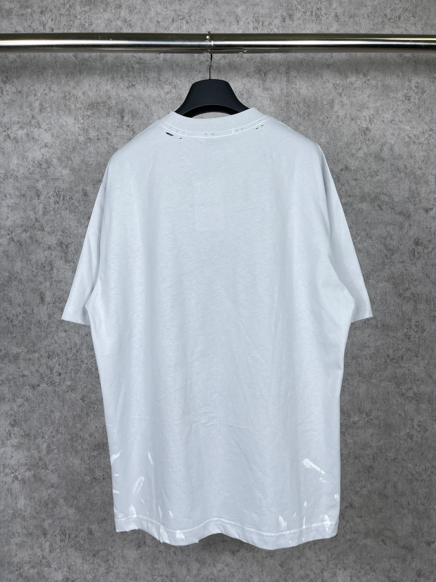 🅿️194 Actual pictures [Top version. Official website quality] BALENCI*GA/Paris. Colorful 90% letter printed washed and distressed short-sleeved T-shirt. Brick cabinet synchronization. The fabric is made of Paris ZP custom-woven and dyed 100% cotton double yarn compact cotton. The weight is 260 grams, the cloth surface is clean. The cloth pattern is clear, soft and comfortable. The threads are dyed with no color difference. The classic pattern printing uses Kornit digital direct printing + elliptical machine environmentally friendly imported glue splash ink printing. The ready-made garments are washed, worn, hand-painted graffiti, and restored to brick cabinets. The whole piece of clothing is extremely complex in craftsmanship. Different market currency, welcome to compare, the version adopts OS loose shoulder version. Same style for men and women Code: BL223015 Color: Washed black. Light gray Size: XS S M L