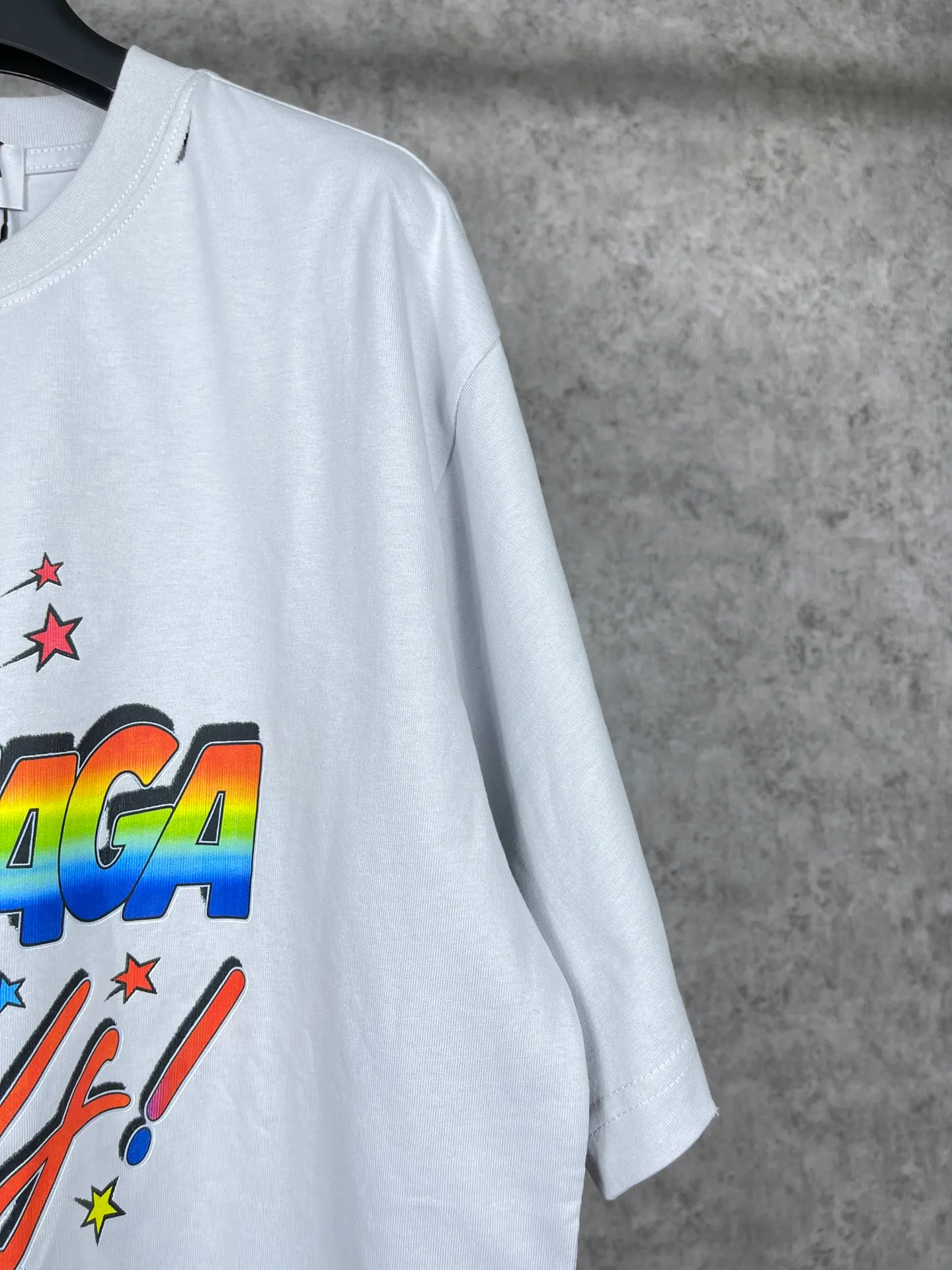🅿️194 Actual pictures [Top version. Official website quality] BALENCI*GA/Paris. Colorful 90% letter printed washed and distressed short-sleeved T-shirt. Brick cabinet synchronization. The fabric is made of Paris ZP custom-woven and dyed 100% cotton double yarn compact cotton. The weight is 260 grams, the cloth surface is clean. The cloth pattern is clear, soft and comfortable. The threads are dyed with no color difference. The classic pattern printing uses Kornit digital direct printing + elliptical machine environmentally friendly imported glue splash ink printing. The ready-made garments are washed, worn, hand-painted graffiti, and restored to brick cabinets. The whole piece of clothing is extremely complex in craftsmanship. Different market currency, welcome to compare, the version adopts OS loose shoulder version. Same style for men and women Code: BL223015 Color: Washed black. Light gray Size: XS S M L