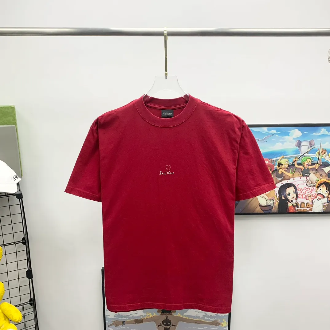 The top tried and tested version of BALENCIAGA's "Tanabata Little Love" printed short-sleeved T-shirt with the same style of male and female couple stars. The front is decorated with ie t'aime artwork embroidery | The lower back is decorated with brand logo embroidery | Distressed effect. Combed cotton has better durability than cotton. Combed cotton fabrics are durable and washable. They use better quality cotton, so the fabrics are not prone to pilling.  The new plate-making process that imitates hand embroidery has the rough feel of hand embroidery, and the stitching method is adjusted according to the original pattern. After embroidery, the stitching technique is imitated by hand embroidery, and the smooth curves highlight the embroidery effect.  The main body of the logo pattern is precision stitched; the embroidery is very fine and dense. Linen embroidery thread is used combined with dense processing to increase the three-dimensional effect, and the embroidery body has a subtle matte visual texture. Color: red black white P:260 Size: S--XL