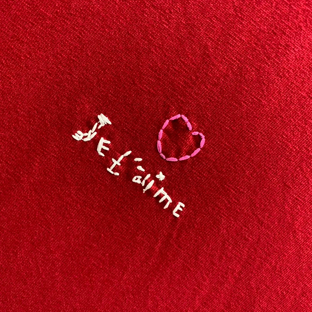 The top tried and tested version of BALENCIAGA's "Tanabata Little Love" printed short-sleeved T-shirt with the same style of male and female couple stars. The front is decorated with ie t'aime artwork embroidery | The lower back is decorated with brand logo embroidery | Distressed effect. Combed cotton has better durability than cotton. Combed cotton fabrics are durable and washable. They use better quality cotton, so the fabrics are not prone to pilling.  The new plate-making process that imitates hand embroidery has the rough feel of hand embroidery, and the stitching method is adjusted according to the original pattern. After embroidery, the stitching technique is imitated by hand embroidery, and the smooth curves highlight the embroidery effect.  The main body of the logo pattern is precision stitched; the embroidery is very fine and dense. Linen embroidery thread is used combined with dense processing to increase the three-dimensional effect, and the embroidery body has a subtle matte visual texture. Color: red black white P:260 Size: S--XL