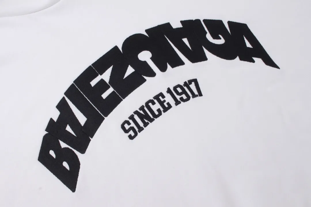 🅿️300 Detailed picture [Top version. Official website quality] BALENCI*GA/Paris BALENCI*GA#2024 latest model, large reverse letter LOGO icon embroidered hooded sweatshirt. Brick cabinet synchronization. Genuine products are developed and developed in the first time. Welcome to compare! The fabric is made of Paris ZP custom-woven and dyed cotton double-yarn large parka. The weight is 450 grams. The cloth surface is clean. The cloth pattern is clear. It is soft and comfortable. It has good color fastness and is not easy to change color. The threads are woven and dyed with no color difference. The embroidery is done using an imported Tajima embroidery machine, with a three-dimensional effect and clear lines. There are no burrs and miscellaneous threads, and the embroidery is of ultra-high craftsmanship. The version adopts OS loose shoulder design. Same style for men and women. Code: BL238023 Color: Black. White Size: XS to L