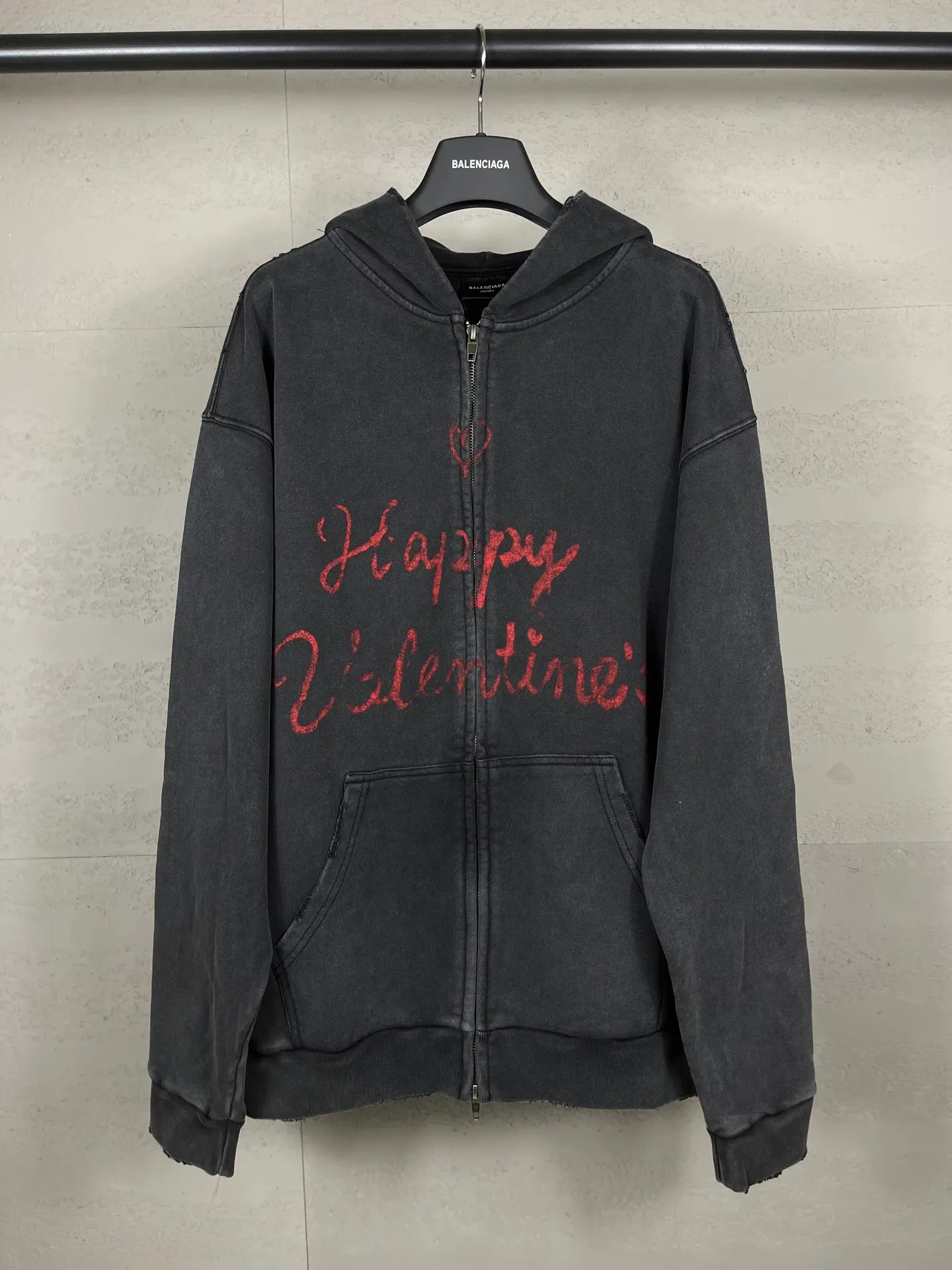 🅿️380 real photos [Top version. Official website quality] BALENCI*GA/Paris.SS25 latest model, Paris Valentine’s Day limited edition. Washed and distressed hooded sweatshirt with direct English print on the front and back. Brick cabinets are synchronized. Genuine products are developed at the first time. Welcome to compare! . The fabric is made of Paris ZP custom-woven and dyed cotton sweatshirt. The weight is 460 grams. The cloth surface is clean. The cloth pattern is clear, soft and comfortable. The threads are dyed with no color difference. The printing uses direct-injection environmentally friendly imported materials. The letters are clear and the effect is three-dimensional. The version adopts OS loose shoulder design. Same style for men and women. Code: BL259929 Color: washed black, gray and white. Size: XS S M L