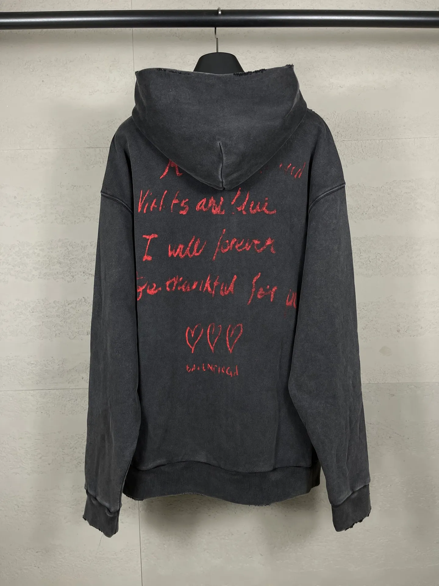 🅿️380 real photos [Top version. Official website quality] BALENCI*GA/Paris.SS25 latest model, Paris Valentine’s Day limited edition. Washed and distressed hooded sweatshirt with direct English print on the front and back. Brick cabinets are synchronized. Genuine products are developed at the first time. Welcome to compare! . The fabric is made of Paris ZP custom-woven and dyed cotton sweatshirt. The weight is 460 grams. The cloth surface is clean. The cloth pattern is clear, soft and comfortable. The threads are dyed with no color difference. The printing uses direct-injection environmentally friendly imported materials. The letters are clear and the effect is three-dimensional. The version adopts OS loose shoulder design. Same style for men and women. Code: BL259929 Color: washed black, gray and white. Size: XS S M L