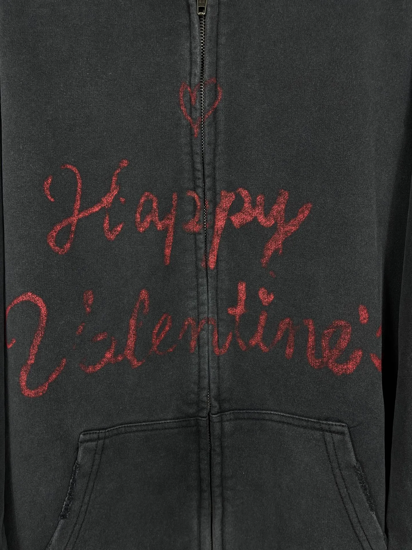 🅿️380 real photos [Top version. Official website quality] BALENCI*GA/Paris.SS25 latest model, Paris Valentine’s Day limited edition. Washed and distressed hooded sweatshirt with direct English print on the front and back. Brick cabinets are synchronized. Genuine products are developed at the first time. Welcome to compare! . The fabric is made of Paris ZP custom-woven and dyed cotton sweatshirt. The weight is 460 grams. The cloth surface is clean. The cloth pattern is clear, soft and comfortable. The threads are dyed with no color difference. The printing uses direct-injection environmentally friendly imported materials. The letters are clear and the effect is three-dimensional. The version adopts OS loose shoulder design. Same style for men and women. Code: BL259929 Color: washed black, gray and white. Size: XS S M L