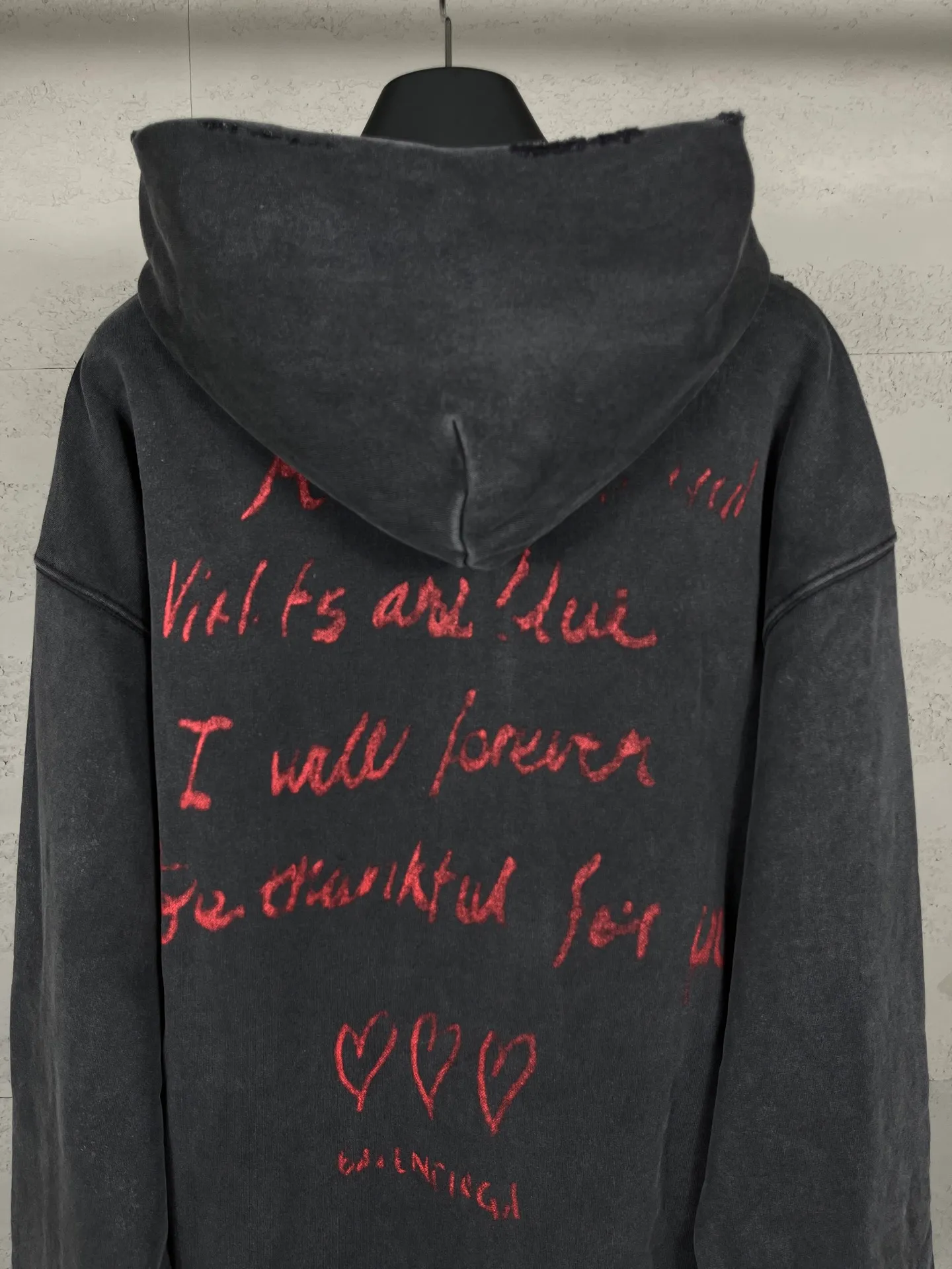 🅿️380 real photos [Top version. Official website quality] BALENCI*GA/Paris.SS25 latest model, Paris Valentine’s Day limited edition. Washed and distressed hooded sweatshirt with direct English print on the front and back. Brick cabinets are synchronized. Genuine products are developed at the first time. Welcome to compare! . The fabric is made of Paris ZP custom-woven and dyed cotton sweatshirt. The weight is 460 grams. The cloth surface is clean. The cloth pattern is clear, soft and comfortable. The threads are dyed with no color difference. The printing uses direct-injection environmentally friendly imported materials. The letters are clear and the effect is three-dimensional. The version adopts OS loose shoulder design. Same style for men and women. Code: BL259929 Color: washed black, gray and white. Size: XS S M L