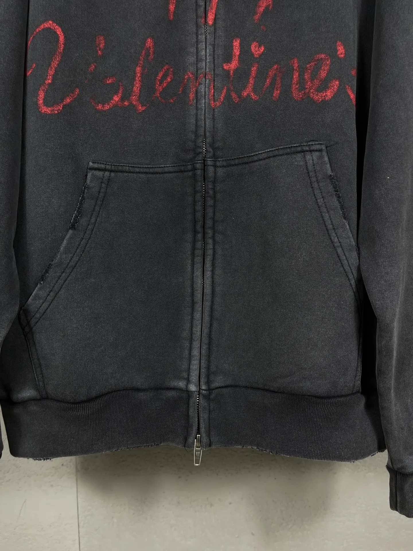 🅿️380 real photos [Top version. Official website quality] BALENCI*GA/Paris.SS25 latest model, Paris Valentine’s Day limited edition. Washed and distressed hooded sweatshirt with direct English print on the front and back. Brick cabinets are synchronized. Genuine products are developed at the first time. Welcome to compare! . The fabric is made of Paris ZP custom-woven and dyed cotton sweatshirt. The weight is 460 grams. The cloth surface is clean. The cloth pattern is clear, soft and comfortable. The threads are dyed with no color difference. The printing uses direct-injection environmentally friendly imported materials. The letters are clear and the effect is three-dimensional. The version adopts OS loose shoulder design. Same style for men and women. Code: BL259929 Color: washed black, gray and white. Size: XS S M L