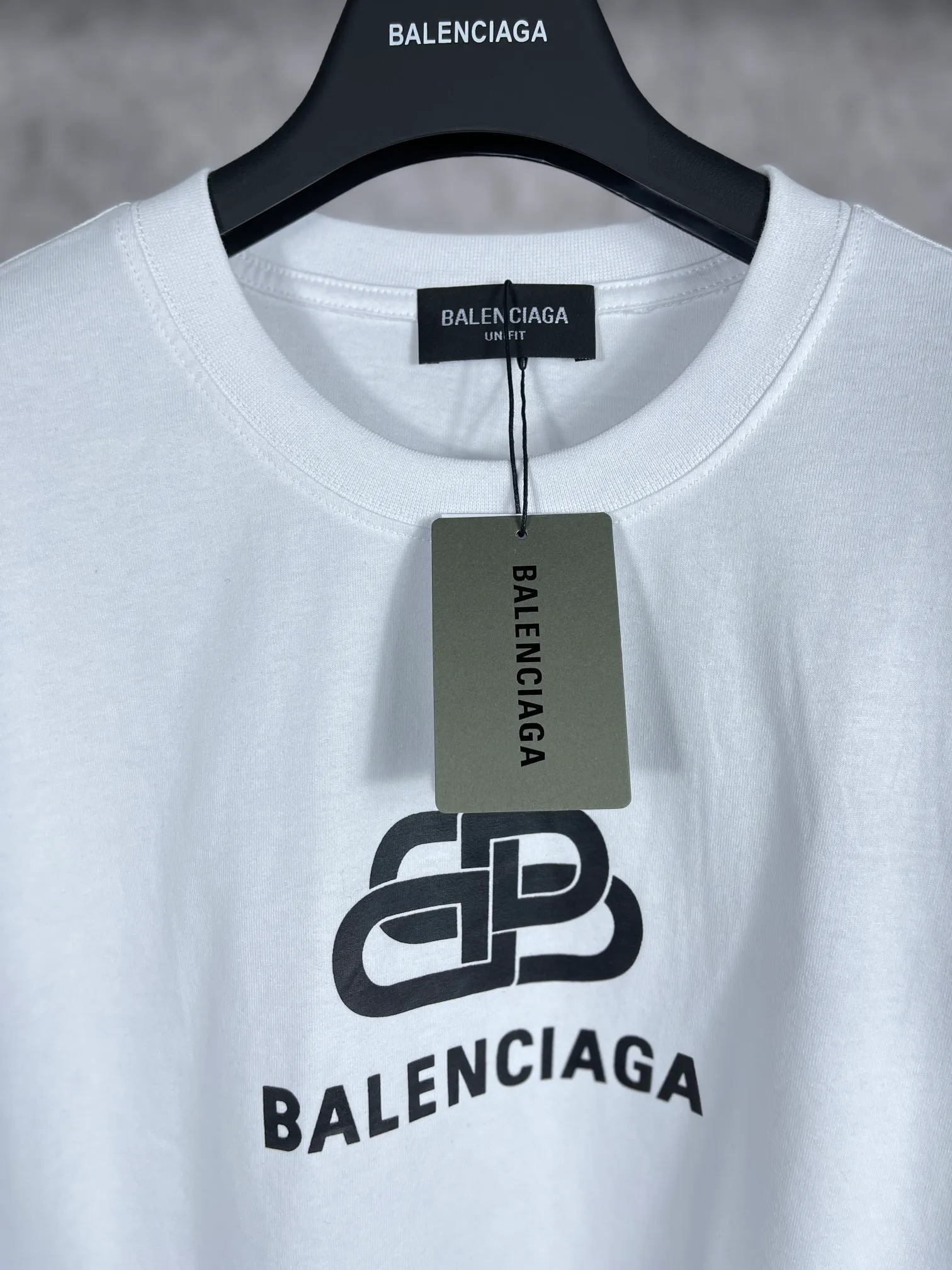 🅿️160 real photos [Top version. Official website quality] BALENCI*GA/Paris. Classic style. SS22 #balenci*ga lock letter LOGO short-sleeved T-shirt. Brick cabinet synchronization.                       The fabric is made of Paris ZP custom-woven and dyed 100% double yarn compact cotton. The weight is 260 grams. The cloth surface is clean. The cloth pattern is clear, soft and comfortable. The threads are dyed with no color difference. The classic pattern is printed with environmentally friendly imported materials, precision printing screen, the letters are clear, the effect is three-dimensional, and the brick cabinet is restored. The version adopts the OS loose shoulder version. Same style for men and women Coding: BL223051 Color: Black. White. Orchid Size: XS S M L