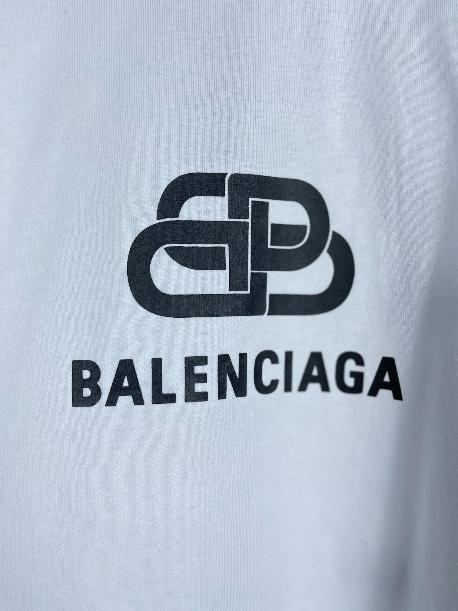 🅿️160 real photos [Top version. Official website quality] BALENCI*GA/Paris. Classic style. SS22 #balenci*ga lock letter LOGO short-sleeved T-shirt. Brick cabinet synchronization.                       The fabric is made of Paris ZP custom-woven and dyed 100% double yarn compact cotton. The weight is 260 grams. The cloth surface is clean. The cloth pattern is clear, soft and comfortable. The threads are dyed with no color difference. The classic pattern is printed with environmentally friendly imported materials, precision printing screen, the letters are clear, the effect is three-dimensional, and the brick cabinet is restored. The version adopts the OS loose shoulder version. Same style for men and women Coding: BL223051 Color: Black. White. Orchid Size: XS S M L