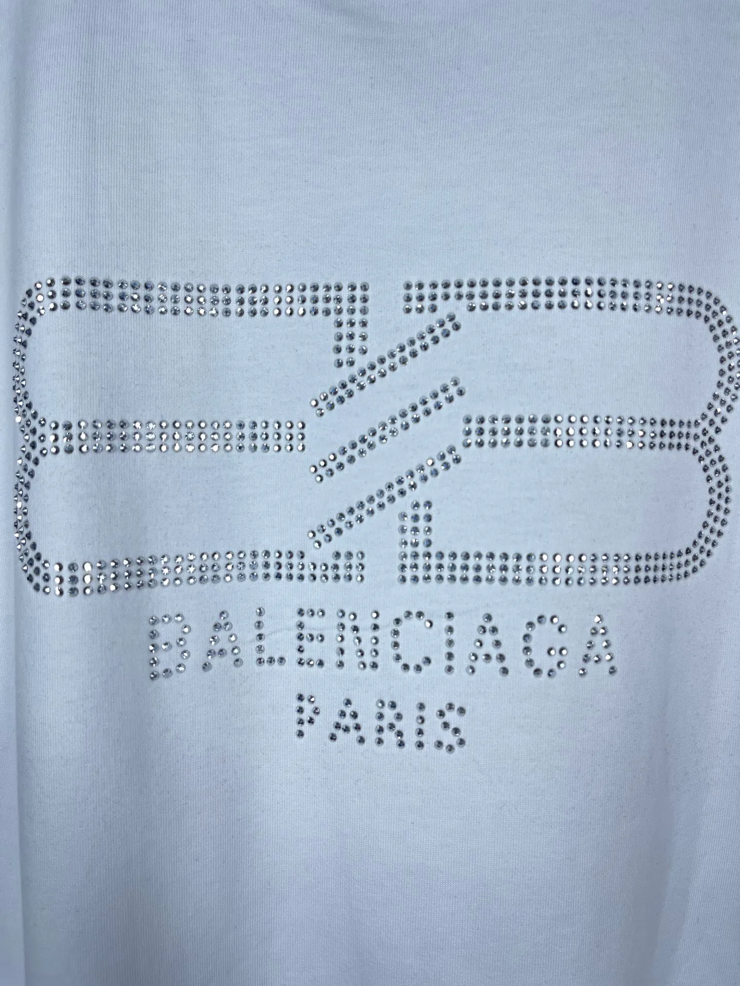 🅿️180 real photos [Top version. Official website quality] BALENCI*GA/Paris BALENCI*GA#23SS Paris classic lock button back classic LOGO hot-drilled short-sleeved T-shirt. Brick cabinet synchronization. The fabric is made of Paris ZP custom-woven and dyed 100% cotton double yarn compact cotton. The weight is 260 grams. The cloth surface is clean. The cloth pattern is clear. Soft and comfortable. Good color fastness. Not easy to change color. The threads are woven and dyed with no color difference. The back hot drill uses imported drill, which has good gloss and is not easy to fall off. Restore brick cabinet. The version adopts OS loose shoulder style. Same style for men and women. Code: BL223200 Color: Black. White Size: XS to L