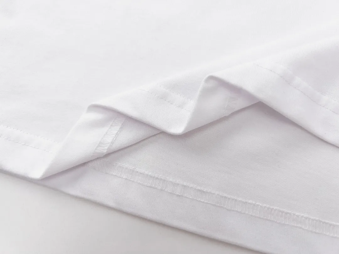🅿️166 Detailed picture [Top version. Official website quality] BALENCI*GA/Paris #Classic, Coke printed short-sleeved T-shirt# The fabric is made of Paris ZP custom-woven and dyed cotton double yarn. Weighing 260 grams, the cloth surface is clean. The cloth pattern is clear, soft and comfortable. The threads are dyed with no color difference. The classic pattern printing uses environmentally friendly imported glue and precision stencil. The letters are clear. No burrs. The three-dimensional effect is strong. All colors are synchronized with the brick cabinets, custom woven and dyed, and will not fade. Different market currencies. The version adopts OS loose shoulder style. Same style for men and women. Code: BL223029 Color: white, black, yellow, red, gray, gray orchid, blue, military green, navy. Size: XS to L