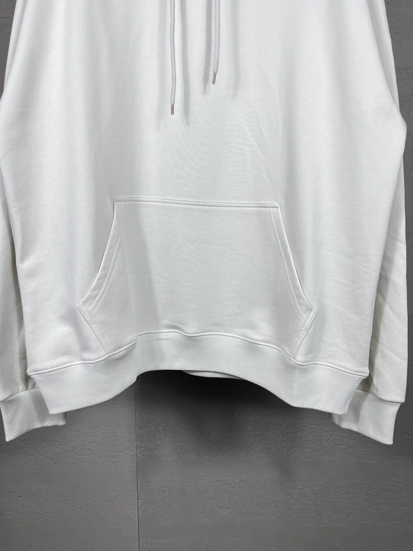 🅿️296 Detailed picture [Top version. Official website quality] BALENCI*GA/Paris. Classic style, #COLA Embroidered Hooded Long-Sleeve Sweatshirt# The fabric is made of Paris ZP custom-woven and dyed cotton terry sweatshirt, with a weight of 450 grams. The cloth surface is clean. The cloth pattern is clear, soft and comfortable. The threads are dyed with no color difference. The classic letter LOGO pattern is embroidered with an imported Tajima embroidery machine. The letters are clear and have a strong three-dimensional effect. Restored brick cabinets. Welcome to compare. The version adopts OS loose shoulder version. Same style for men and women. Code: BL238035 Color: black, white, cement white, dark gray Size: XS S M L