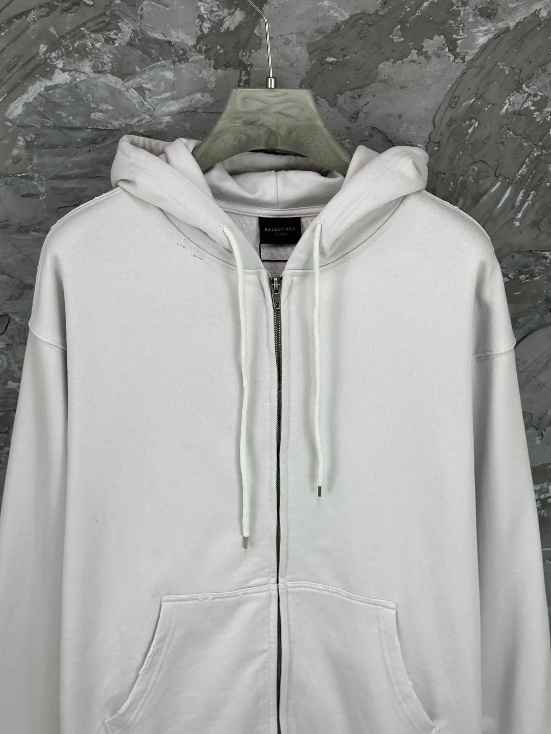 🅿️400 BALENCI*GA Paris' latest masking tape style hooded long-sleeved zipper sweatshirt. The back pattern is printed with imported environmentally friendly materials, and the tape is glued. Customized matching hardware. The letters are clear. The effect is three-dimensional. Exclusively pattern-woven and dyed 460g fabric. Threads are dyed in the same vat with zero color difference. Brick cabinet synchronization. Welcome to compare. Same style for men and women -Color: black beige -SIZE: Xs S M L Style No. 8970#