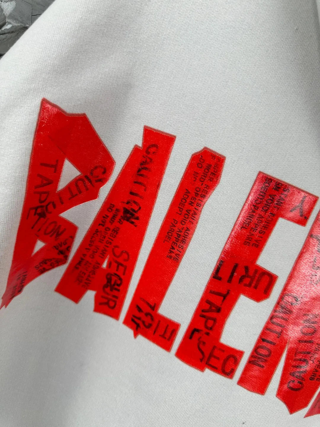 🅿️400 BALENCI*GA Paris' latest masking tape style hooded long-sleeved zipper sweatshirt. The back pattern is printed with imported environmentally friendly materials, and the tape is glued. Customized matching hardware. The letters are clear. The effect is three-dimensional. Exclusively pattern-woven and dyed 460g fabric. Threads are dyed in the same vat with zero color difference. Brick cabinet synchronization. Welcome to compare. Same style for men and women -Color: black beige -SIZE: Xs S M L Style No. 8970#