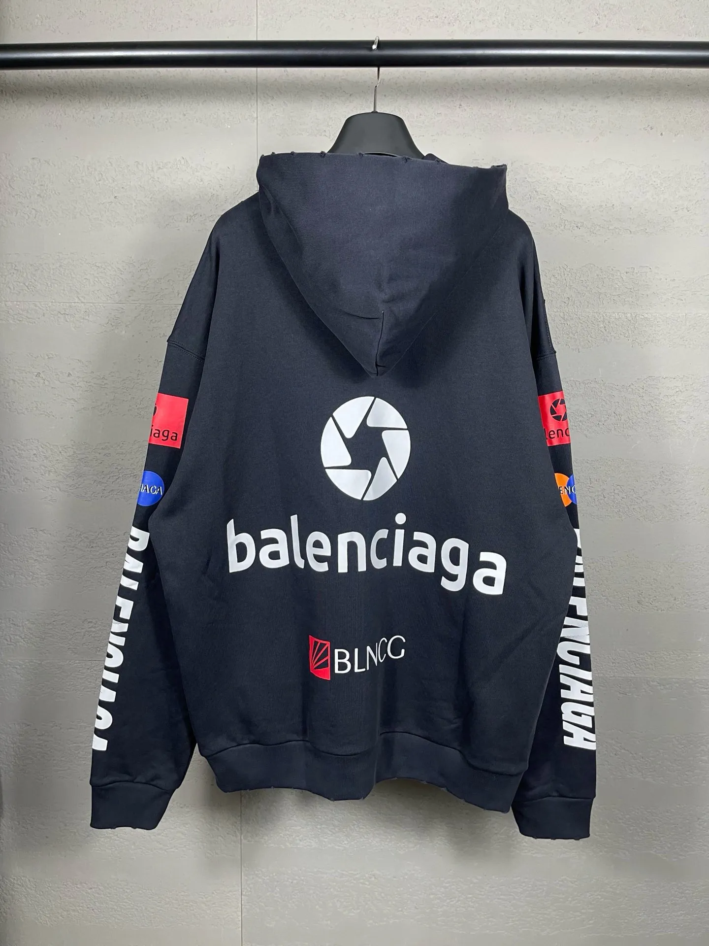 🅿️320 real photos [Top version. Official website quality] BALENCI*GA/Paris BALENCI*GA#2024 latest model, many classic full LOGO racing suits printed ready-to-wear worn hooded sweatshirts and brick cabinets synchronized. Genuine products are developed and developed in the first time. Welcome to compare! The fabric is made of Paris ZP custom-woven and dyed cotton sweatshirt. The weight is 450 grams. The cloth surface is clean. The cloth pattern is clear. It is soft and comfortable. It has good color fastness and is not easy to change color. The threads are woven and dyed with no color difference. The printing is done by computer direct printing, with a three-dimensional effect. The garments are distressed and worn, with ultra-high craftsmanship. The version adopts the OS loose shoulder style. Same style for men and women. Coding: BL238009 Color: white, dark blue gray Size: XS S M L