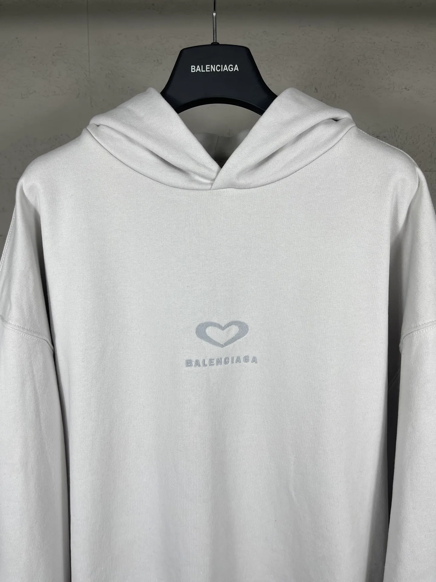 🅿️320 real photos [Top version. Official website quality] BALENCI*GA/Paris.SS25 latest model, limited edition for Chinese Valentine's Day in Paris, hooded sweatshirt with love LOGO embroidery on the front and love LOGO printing on the back, synchronized with brick cabinets. Genuine products are developed at the first time, welcome to compare! The fabric is made of Paris ZP custom-woven and dyed cotton sweatshirt. Weighing 460 grams, the cloth surface is clean. The cloth pattern is clear, soft and comfortable. The threads are dyed with no color difference. The embroidery is done using imported Tajima embroidery machines. The printing uses environmentally friendly imported rubber paddles. The letters are clear and the effect is three-dimensional. The version adopts OS loose shoulder design. Same style for men and women. Code: BL259968 Color: black, off-white Size: XS S M L