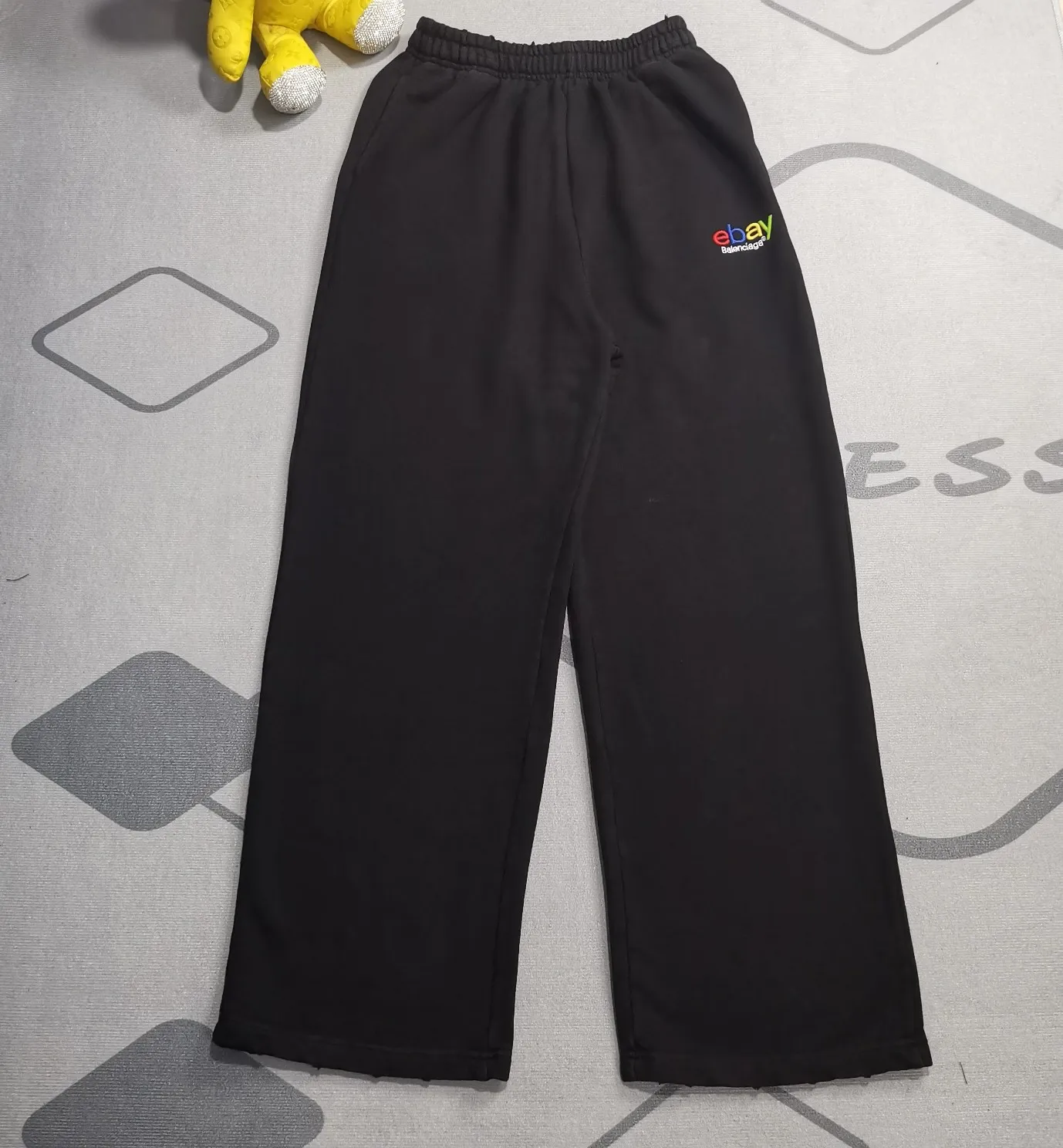 Top version Balenciaga 24ss letter embroidered elastic wide-leg sweatpants, loose fit, color: black, vibe pants with full design, three-dimensional tailoring, spliced ​​stripe contrasting color design, enhance the overall drape and three-dimensional sense, perfectly modify the leg shape, exquisite workmanship, can be worn in many seasons! The texture is full, the fabric is clear at a glance, and there are many details. A pair of pants can easily meet daily commuting and outdoor sports. A pair of trendy male representative Zhu Zhengyan’s upper body is a pair of amazing pants that are essential for your wardrobe!   Color: Black Size: XS-L P:370 Size: XS S M L