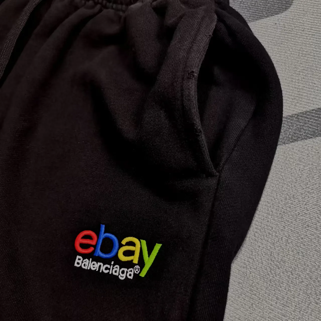 Top version Balenciaga 24ss letter embroidered elastic wide-leg sweatpants, loose fit, color: black, vibe pants with full design, three-dimensional tailoring, spliced ​​stripe contrasting color design, enhance the overall drape and three-dimensional sense, perfectly modify the leg shape, exquisite workmanship, can be worn in many seasons! The texture is full, the fabric is clear at a glance, and there are many details. A pair of pants can easily meet daily commuting and outdoor sports. A pair of trendy male representative Zhu Zhengyan’s upper body is a pair of amazing pants that are essential for your wardrobe!   Color: Black Size: XS-L P:370 Size: XS S M L