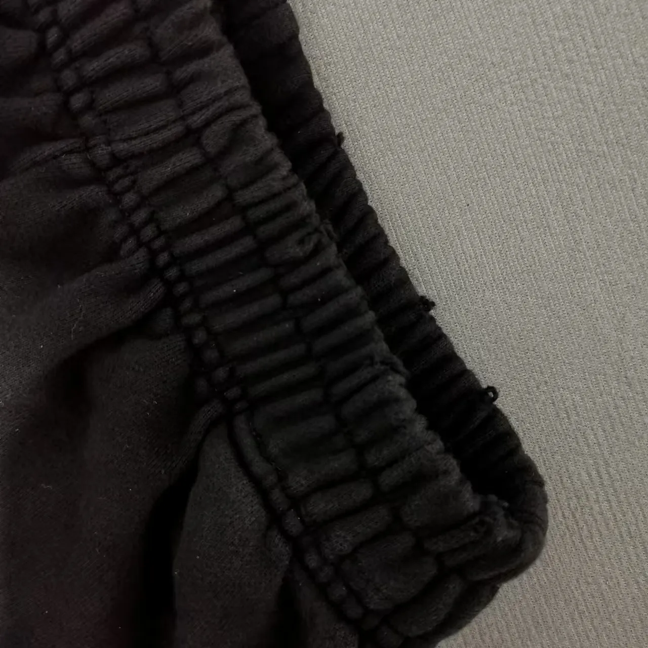 Top version Balenciaga 24ss letter embroidered elastic wide-leg sweatpants, loose fit, color: black, vibe pants with full design, three-dimensional tailoring, spliced ​​stripe contrasting color design, enhance the overall drape and three-dimensional sense, perfectly modify the leg shape, exquisite workmanship, can be worn in many seasons! The texture is full, the fabric is clear at a glance, and there are many details. A pair of pants can easily meet daily commuting and outdoor sports. A pair of trendy male representative Zhu Zhengyan’s upper body is a pair of amazing pants that are essential for your wardrobe!   Color: Black Size: XS-L P:370 Size: XS S M L