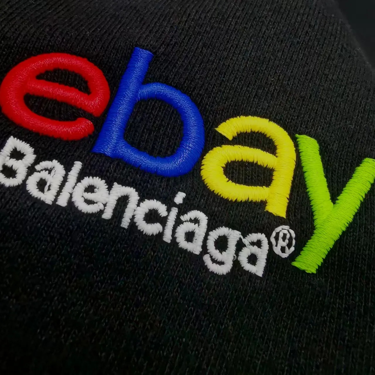 Top version Balenciaga 24ss letter embroidered elastic wide-leg sweatpants, loose fit, color: black, vibe pants with full design, three-dimensional tailoring, spliced ​​stripe contrasting color design, enhance the overall drape and three-dimensional sense, perfectly modify the leg shape, exquisite workmanship, can be worn in many seasons! The texture is full, the fabric is clear at a glance, and there are many details. A pair of pants can easily meet daily commuting and outdoor sports. A pair of trendy male representative Zhu Zhengyan’s upper body is a pair of amazing pants that are essential for your wardrobe!   Color: Black Size: XS-L P:370 Size: XS S M L