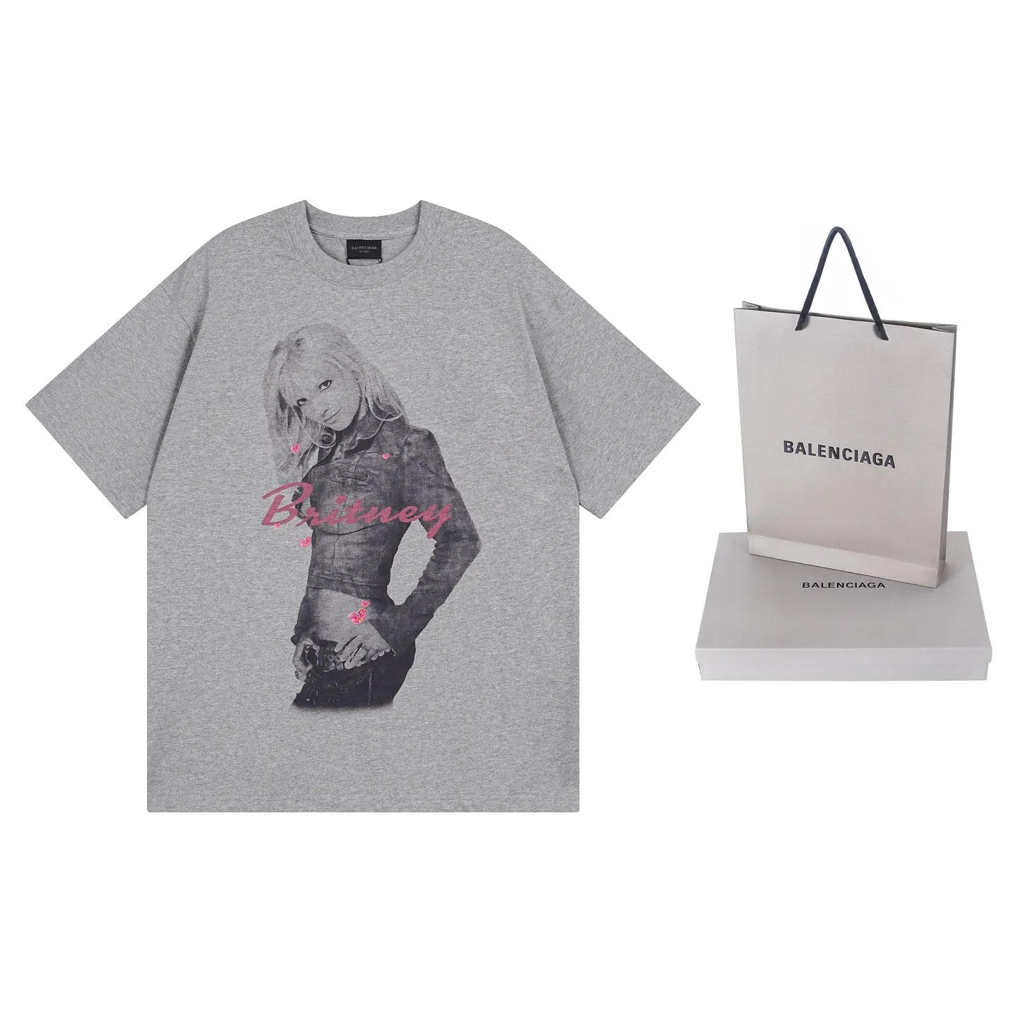 🅿️206 Actual pictures [Top version. Official website quality] BALENCI*GA/26 new model. Balenciaga Music |Britney Series limited edition music cooperation series, front and back direct-print printing, hot diamonds, washed and distressed short-sleeved T-shirt #SS26 latest style. Research and development at the first time, different market currencies. Comparisons welcome. The fabric is made of Paris ZP custom-woven and dyed cotton double yarn. Weighing 260 grams, the cloth surface is clean. The cloth pattern is clear, soft and comfortable. The threads are dyed with no color difference. Printing adopts computer direct printing. Garments are washed and aged. Jubie market currency. Welcome to compare. The version adopts OS loose shoulder design. Same style for men and women. Code: BL253701 Color: washed black, floral gray Size: XS S M L