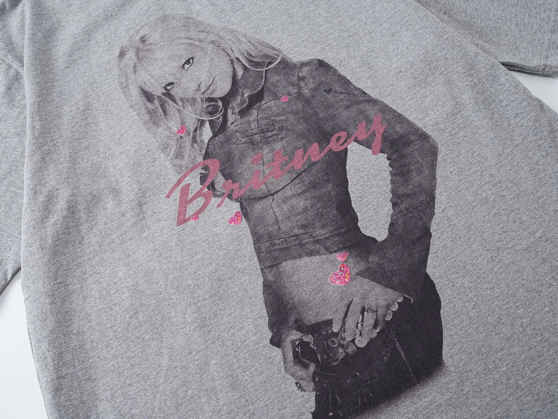 🅿️206 Actual pictures [Top version. Official website quality] BALENCI*GA/26 new model. Balenciaga Music |Britney Series limited edition music cooperation series, front and back direct-print printing, hot diamonds, washed and distressed short-sleeved T-shirt #SS26 latest style. Research and development at the first time, different market currencies. Comparisons welcome. The fabric is made of Paris ZP custom-woven and dyed cotton double yarn. Weighing 260 grams, the cloth surface is clean. The cloth pattern is clear, soft and comfortable. The threads are dyed with no color difference. Printing adopts computer direct printing. Garments are washed and aged. Jubie market currency. Welcome to compare. The version adopts OS loose shoulder design. Same style for men and women. Code: BL253701 Color: washed black, floral gray Size: XS S M L