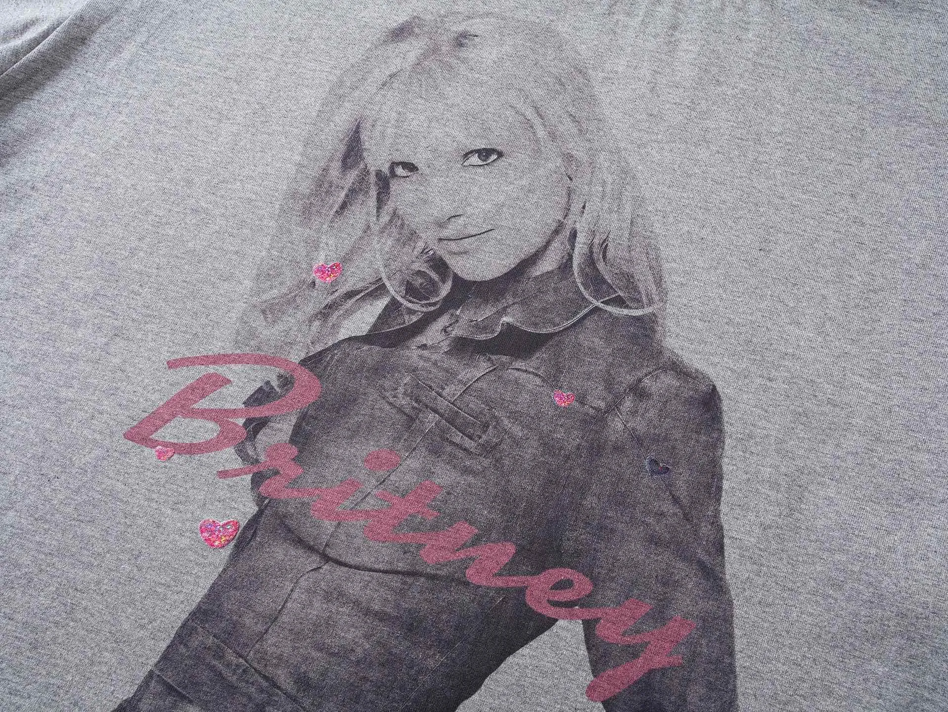 🅿️206 Actual pictures [Top version. Official website quality] BALENCI*GA/26 new model. Balenciaga Music |Britney Series limited edition music cooperation series, front and back direct-print printing, hot diamonds, washed and distressed short-sleeved T-shirt #SS26 latest style. Research and development at the first time, different market currencies. Comparisons welcome. The fabric is made of Paris ZP custom-woven and dyed cotton double yarn. Weighing 260 grams, the cloth surface is clean. The cloth pattern is clear, soft and comfortable. The threads are dyed with no color difference. Printing adopts computer direct printing. Garments are washed and aged. Jubie market currency. Welcome to compare. The version adopts OS loose shoulder design. Same style for men and women. Code: BL253701 Color: washed black, floral gray Size: XS S M L