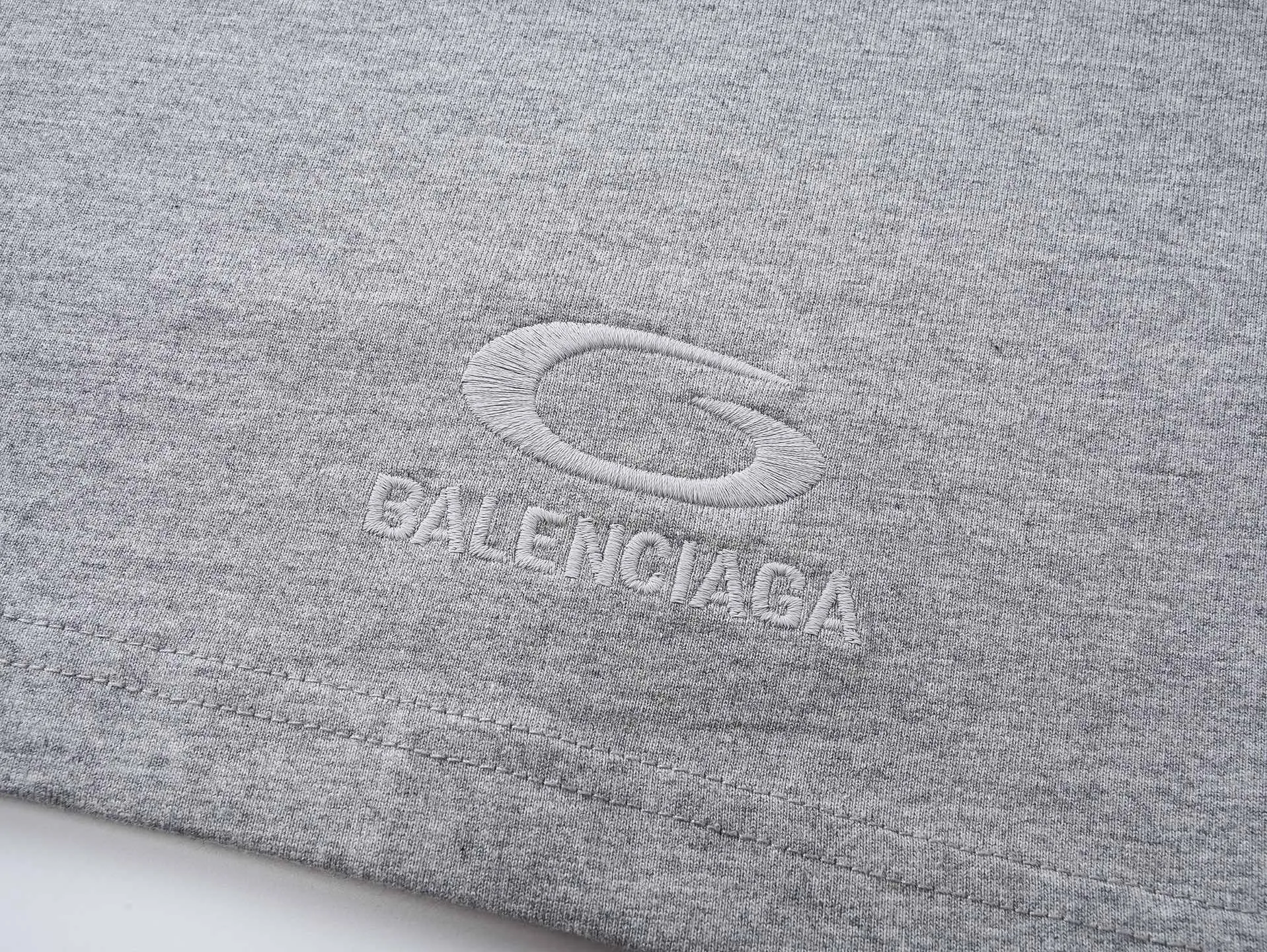 🅿️206 Actual pictures [Top version. Official website quality] BALENCI*GA/26 new model. Balenciaga Music |Britney Series limited edition music cooperation series, front and back direct-print printing, hot diamonds, washed and distressed short-sleeved T-shirt #SS26 latest style. Research and development at the first time, different market currencies. Comparisons welcome. The fabric is made of Paris ZP custom-woven and dyed cotton double yarn. Weighing 260 grams, the cloth surface is clean. The cloth pattern is clear, soft and comfortable. The threads are dyed with no color difference. Printing adopts computer direct printing. Garments are washed and aged. Jubie market currency. Welcome to compare. The version adopts OS loose shoulder design. Same style for men and women. Code: BL253701 Color: washed black, floral gray Size: XS S M L