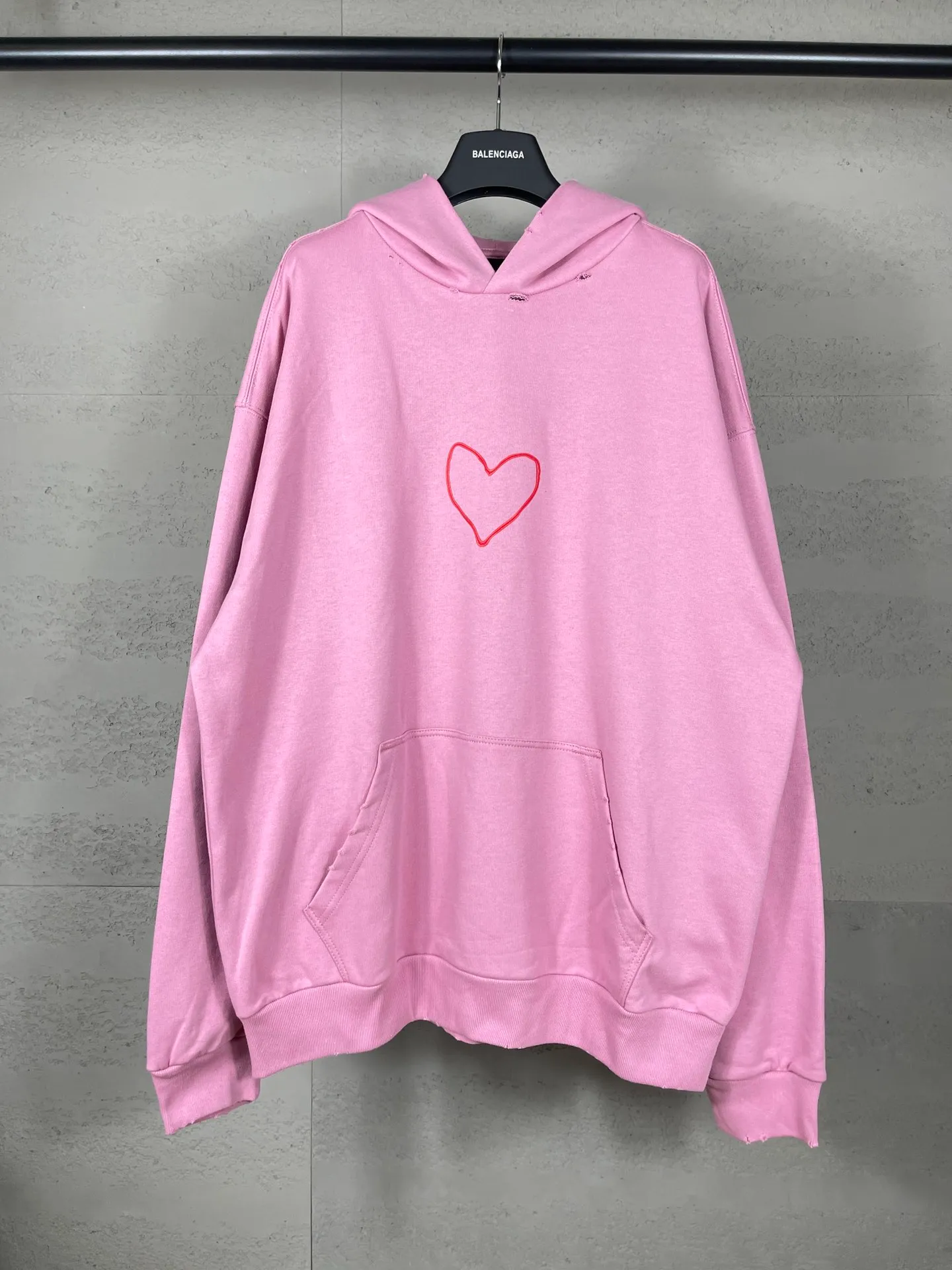 🅿️330 real photos [Top version. Official website quality] BALENCI*GA/Paris. SS24 Paris Chinese Valentine's Day limited edition love LOGO printing, finished product washed and worn hooded sweatshirt. Brick cabinet synchronization. Genuine product developed at the first time, happy to print and compare! The fabric is made of Paris ZP custom-woven and dyed cotton sweatshirt. Weighing 460 grams, the cloth surface is clean. The cloth pattern is clear, soft and comfortable. The threads are dyed with no color difference. The printing uses environmentally friendly imported materials. The letters are clear and the effect is three-dimensional. The version adopts OS loose shoulder design. Same style for men and women. Code: BL238907 Color: black, pink Size: XS S M L