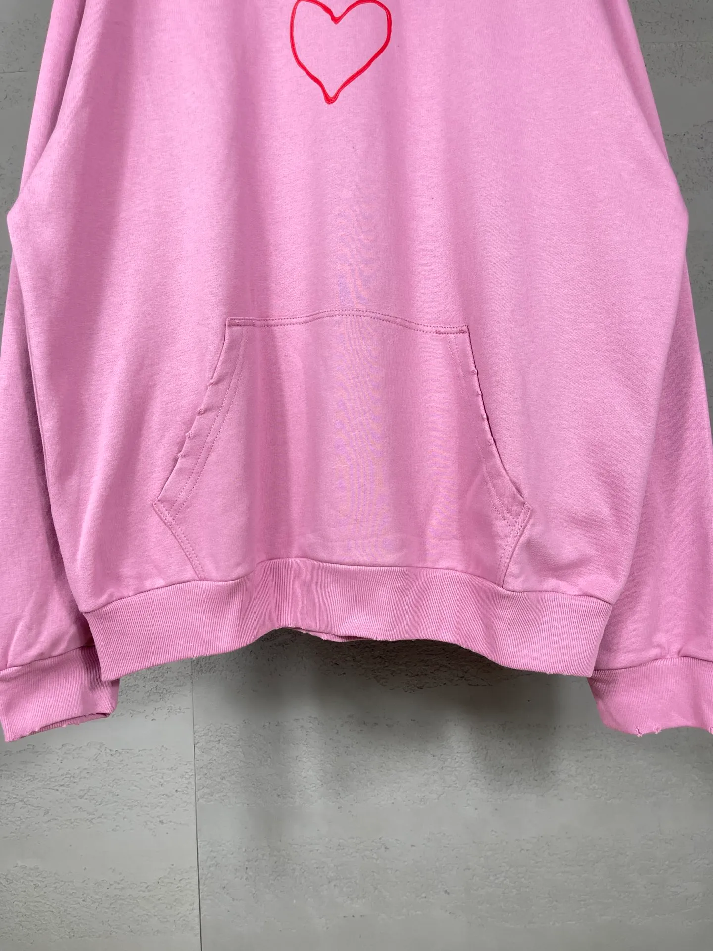 🅿️330 real photos [Top version. Official website quality] BALENCI*GA/Paris. SS24 Paris Chinese Valentine's Day limited edition love LOGO printing, finished product washed and worn hooded sweatshirt. Brick cabinet synchronization. Genuine product developed at the first time, happy to print and compare! The fabric is made of Paris ZP custom-woven and dyed cotton sweatshirt. Weighing 460 grams, the cloth surface is clean. The cloth pattern is clear, soft and comfortable. The threads are dyed with no color difference. The printing uses environmentally friendly imported materials. The letters are clear and the effect is three-dimensional. The version adopts OS loose shoulder design. Same style for men and women. Code: BL238907 Color: black, pink Size: XS S M L