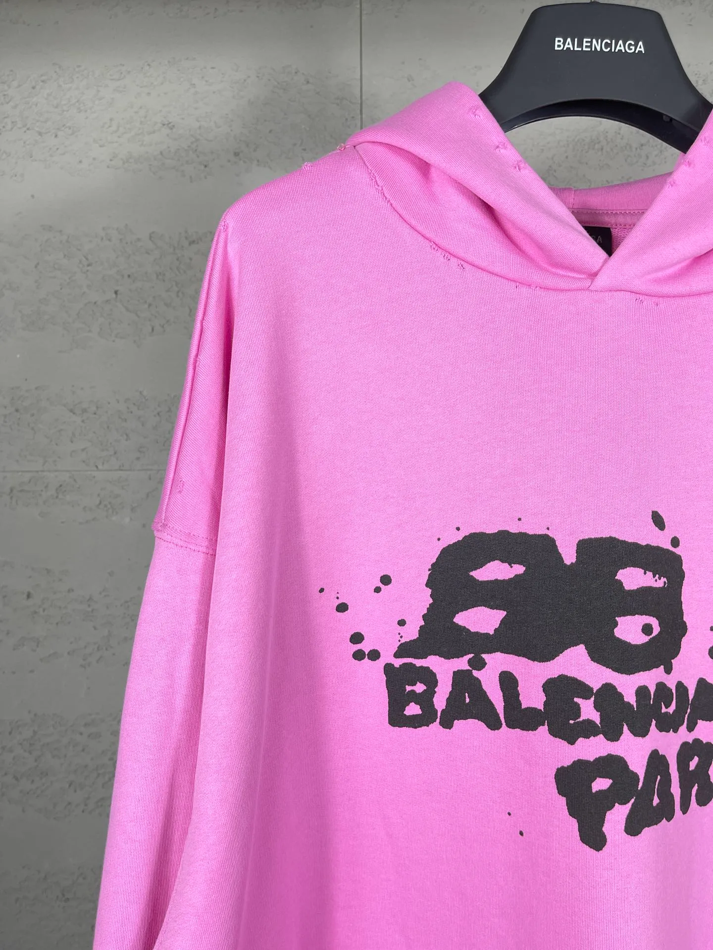 🅿️300 real photos [Top version. Official website quality] BALENCI*GA/Paris BALENCI*GA#BB hand-painted graffiti long-sleeved hooded sweatshirt. 2023 autumn and winter new products. Brick cabinet synchronization. The fabric is made of Paris ZP custom-woven and dyed cotton double yarn David sweater. The weight is 450 grams, the cloth surface is clean. The cloth texture is clear. Soft and comfortable. Good color fastness. Not easy to change color. The threads are woven and dyed with no color difference. The printing uses a round machine hand-painted effect. No burrs. The color follows the original board. The whole piece of clothing is hand-made and worn. The brick cabinet is restored. The version adopts the OS loose shoulder style. Same style for men and women. Coding: BL238018 Color: black, white, gray blue, pink Size: XS S M L